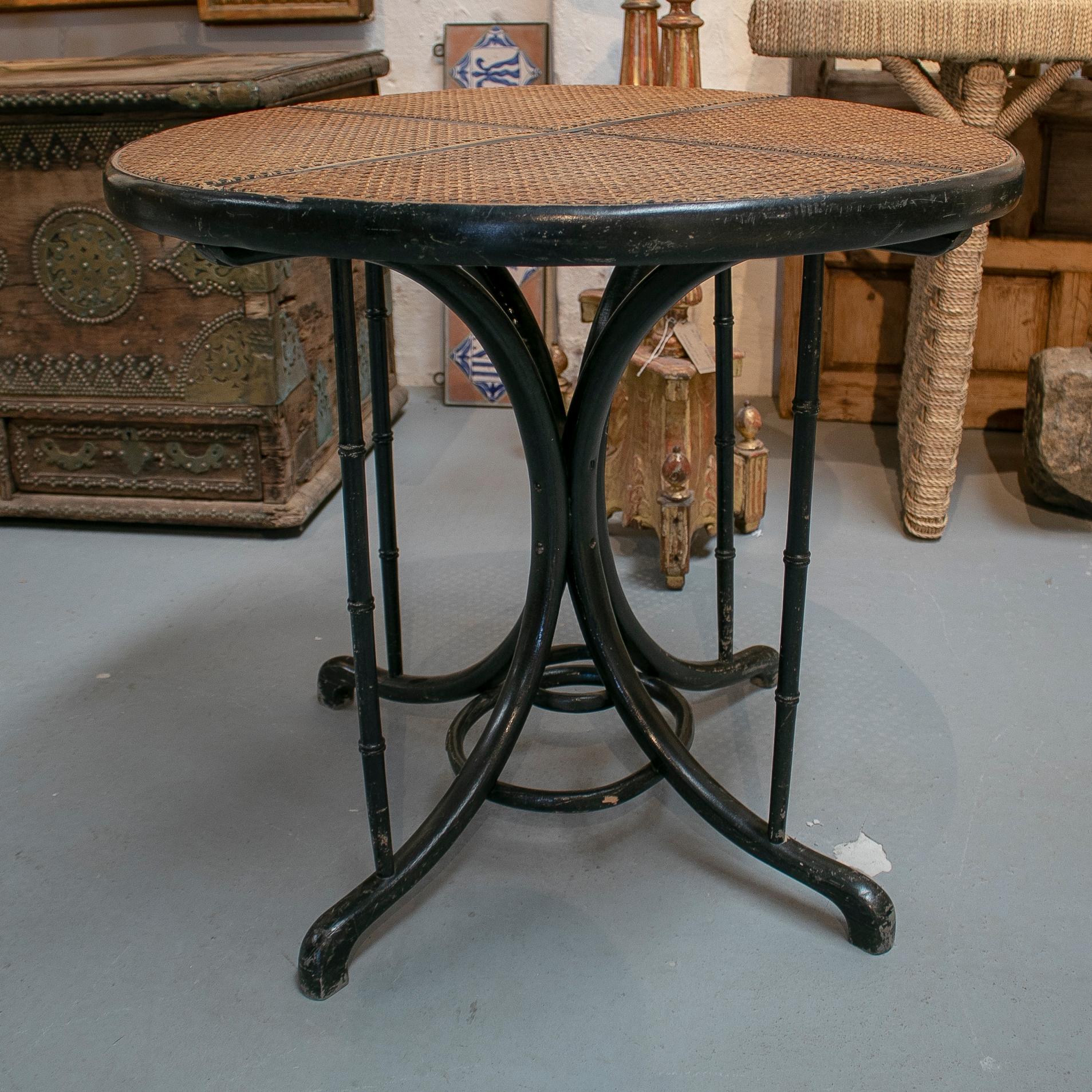1950er Jahre Französisch Thonet Stil Holz und gewebt Wicker runden Tisch (20. Jahrhundert) im Angebot