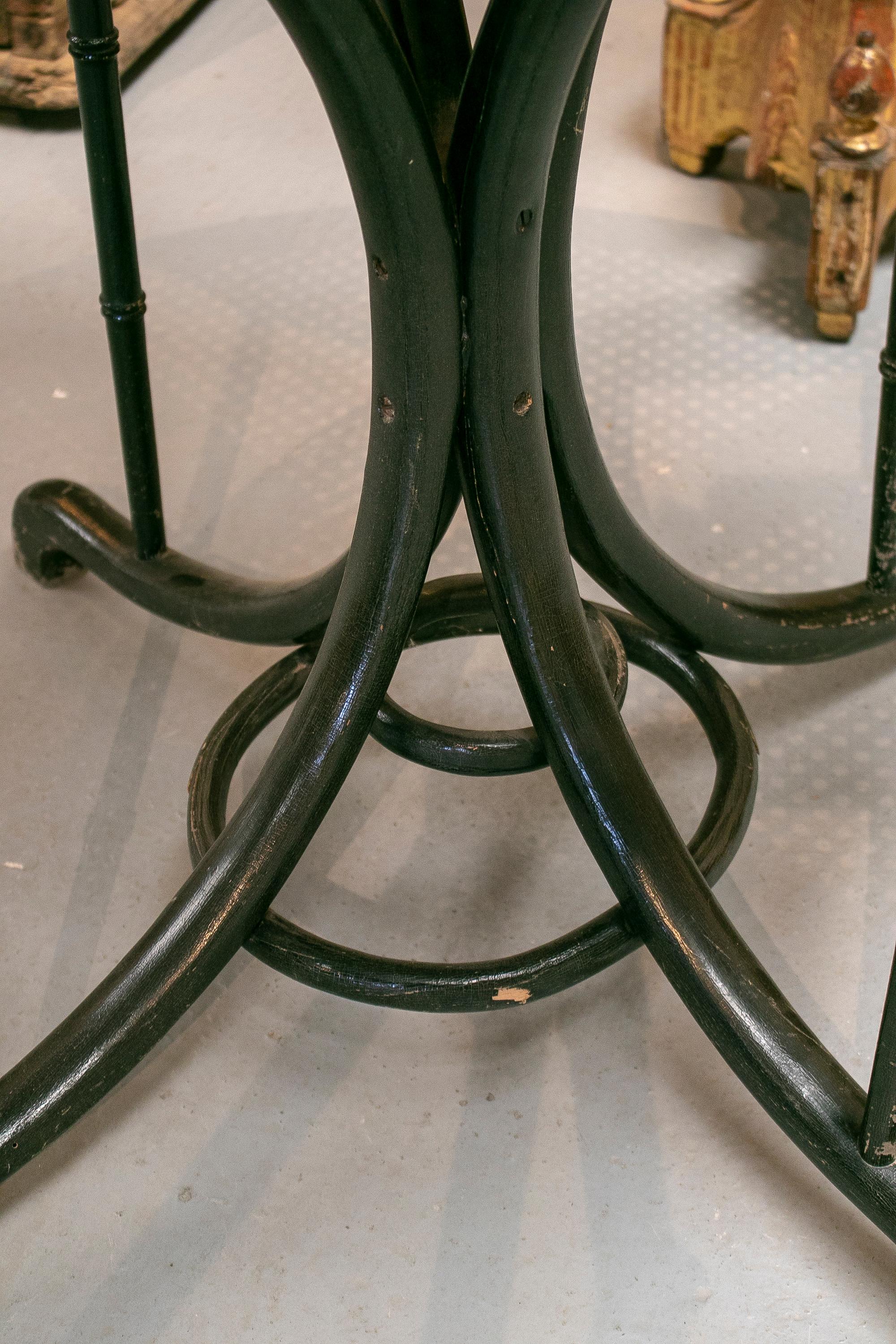 1950er Jahre Französisch Thonet Stil Holz und gewebt Wicker runden Tisch im Angebot 2
