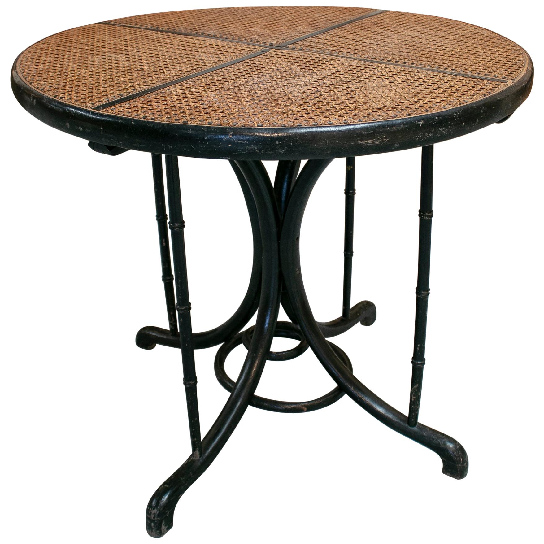 Table ronde en bois et osier tressé, style Thonet, années 1950