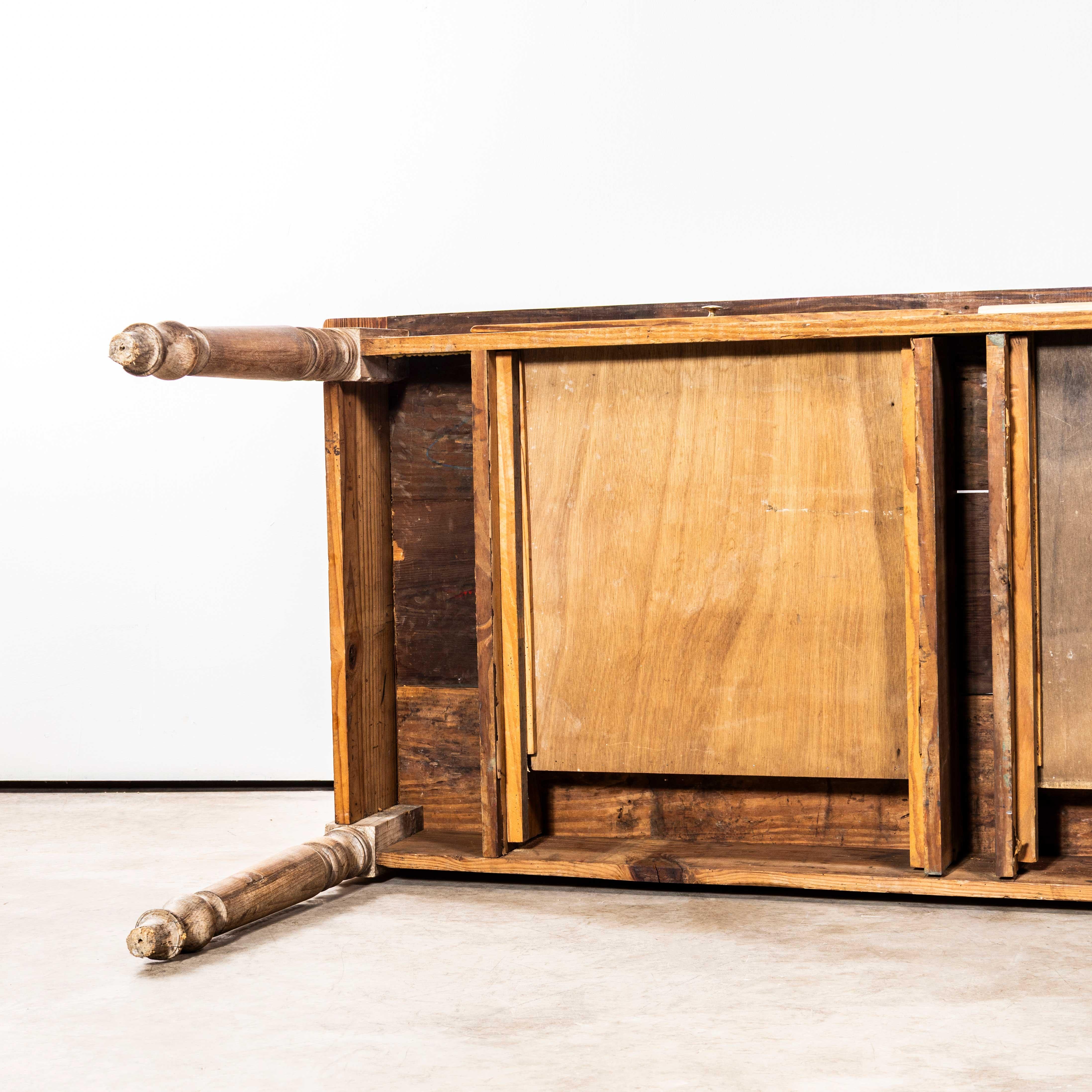 Table de salle à manger rectangulaire à trois tiroirs d'origine française des années 1950 en vente 4