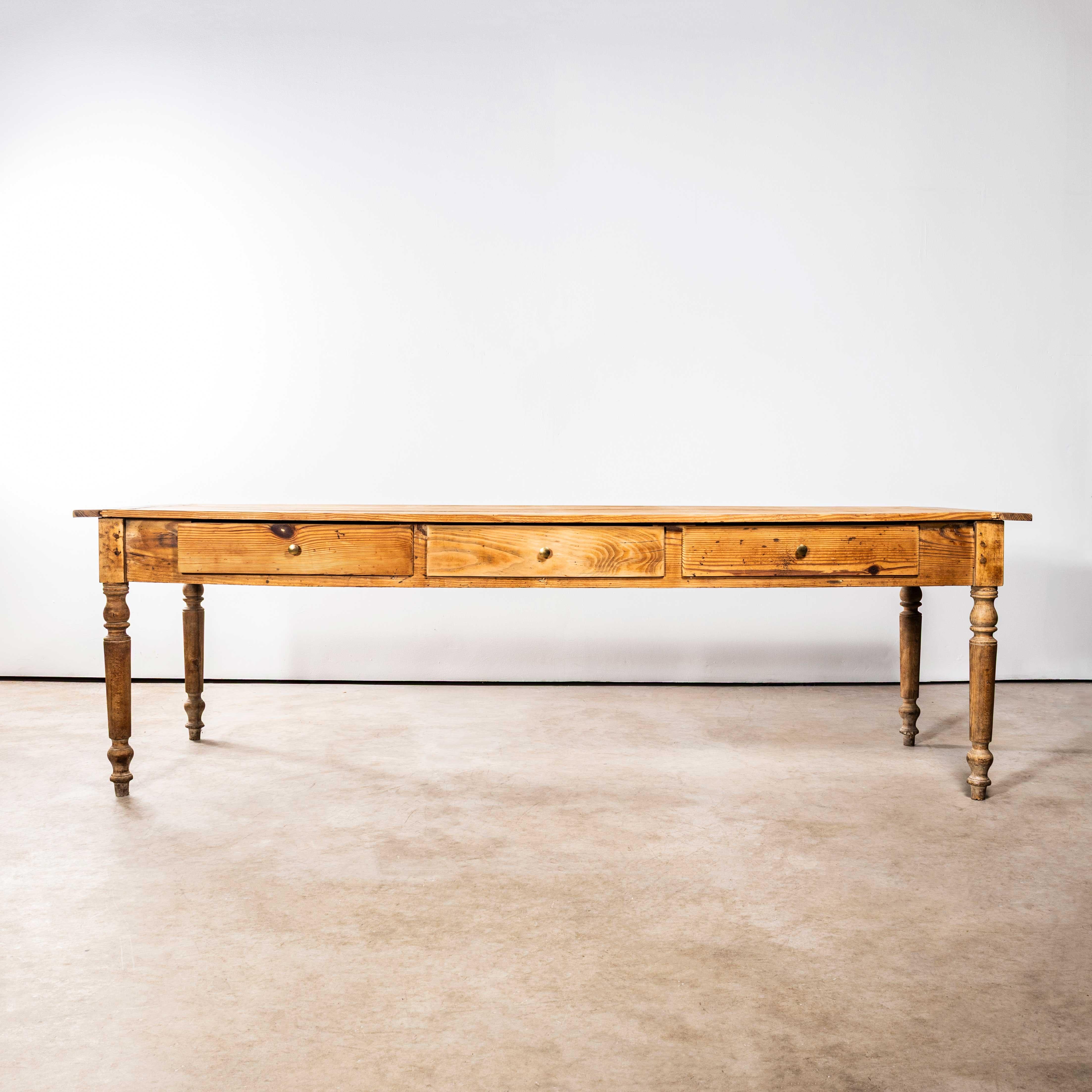 Table de salle à manger rectangulaire à trois tiroirs d'origine française des années 1950. Bonne table de ferme française, bien nettoyée, en pin massif bien figuré. La table est très bien fabriquée avec des joints goujonnés et des pieds en fuseau