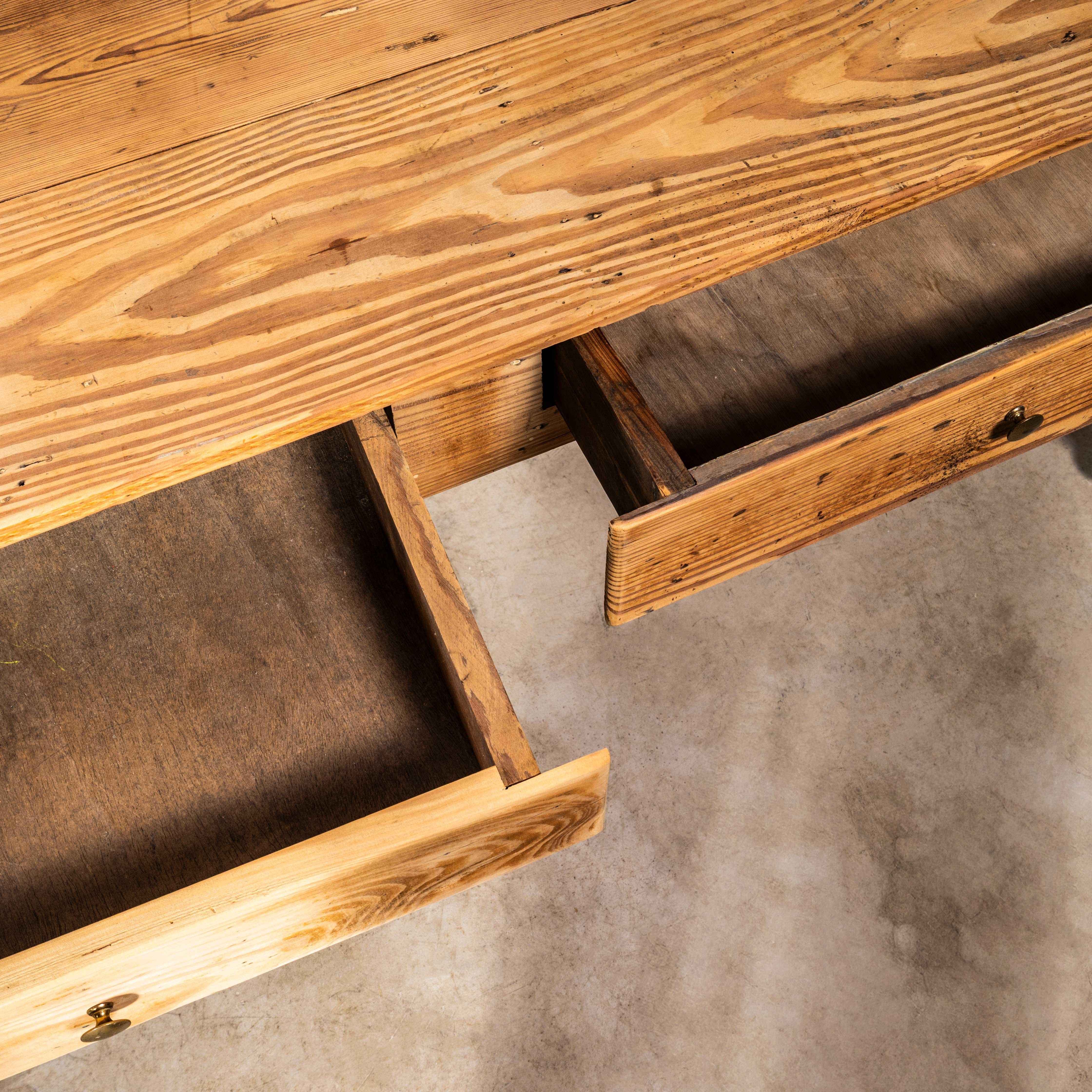 Français Table de salle à manger rectangulaire à trois tiroirs d'origine française des années 1950 en vente