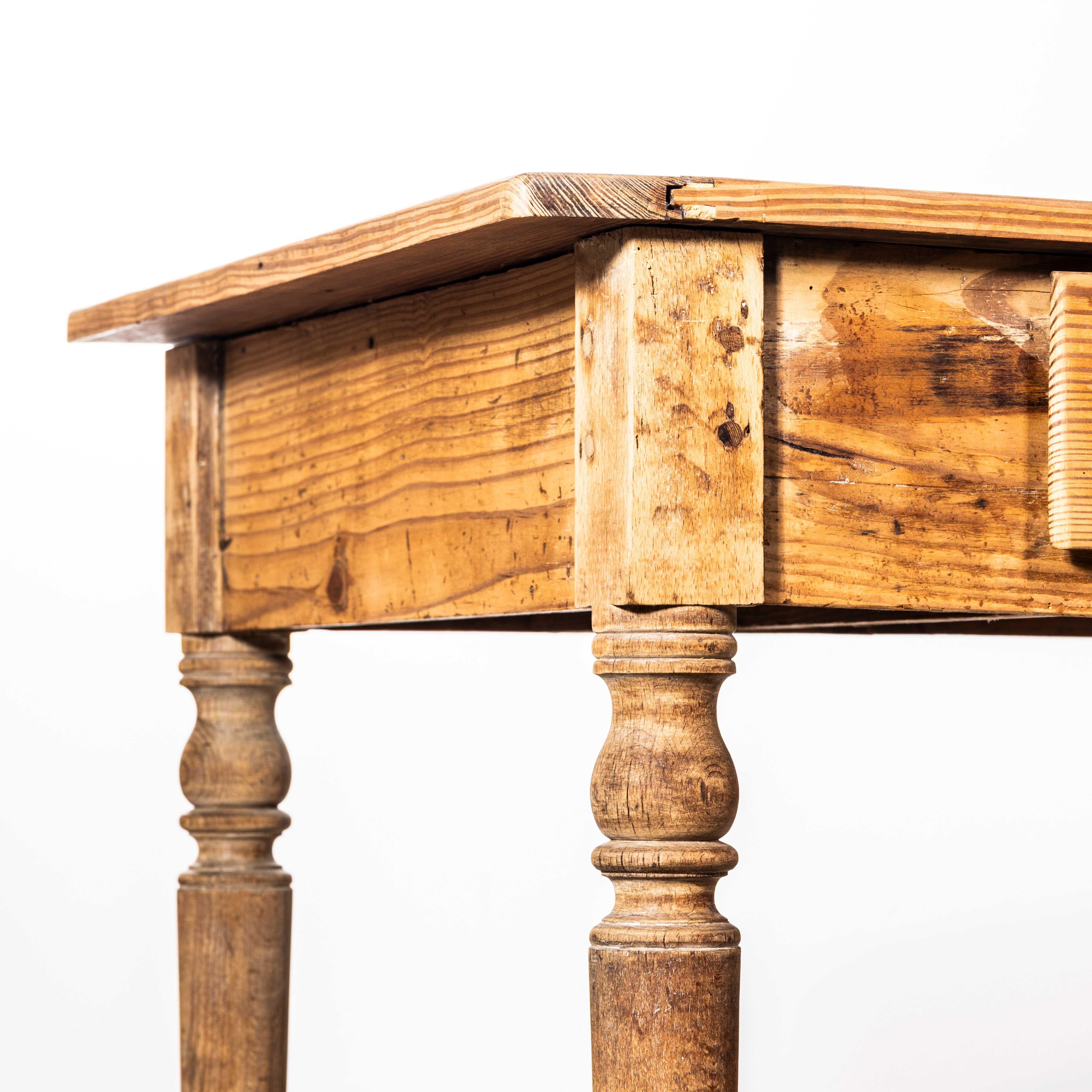 Pin Table de salle à manger rectangulaire à trois tiroirs d'origine française des années 1950 en vente