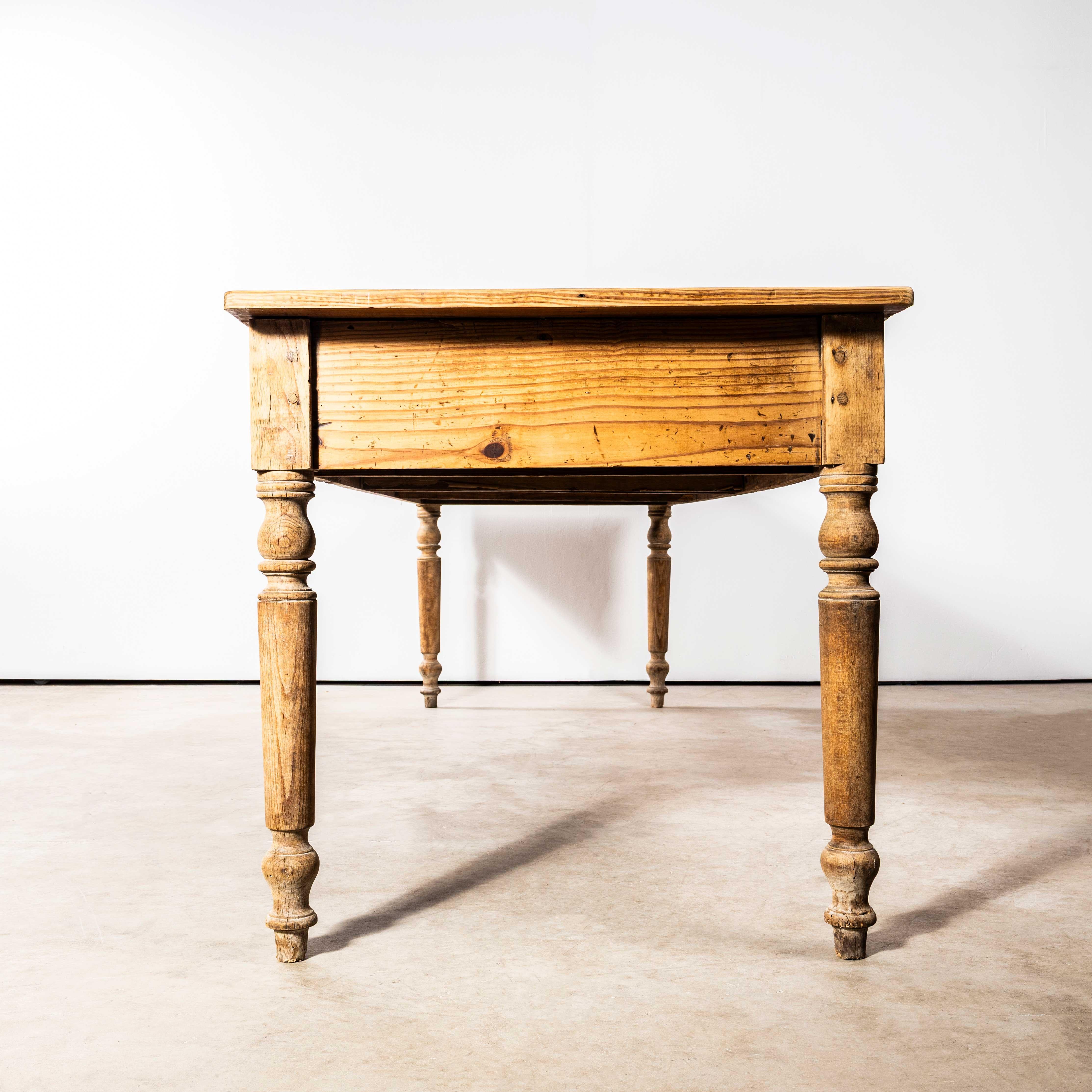 Table de salle à manger rectangulaire à trois tiroirs d'origine française des années 1950 en vente 1
