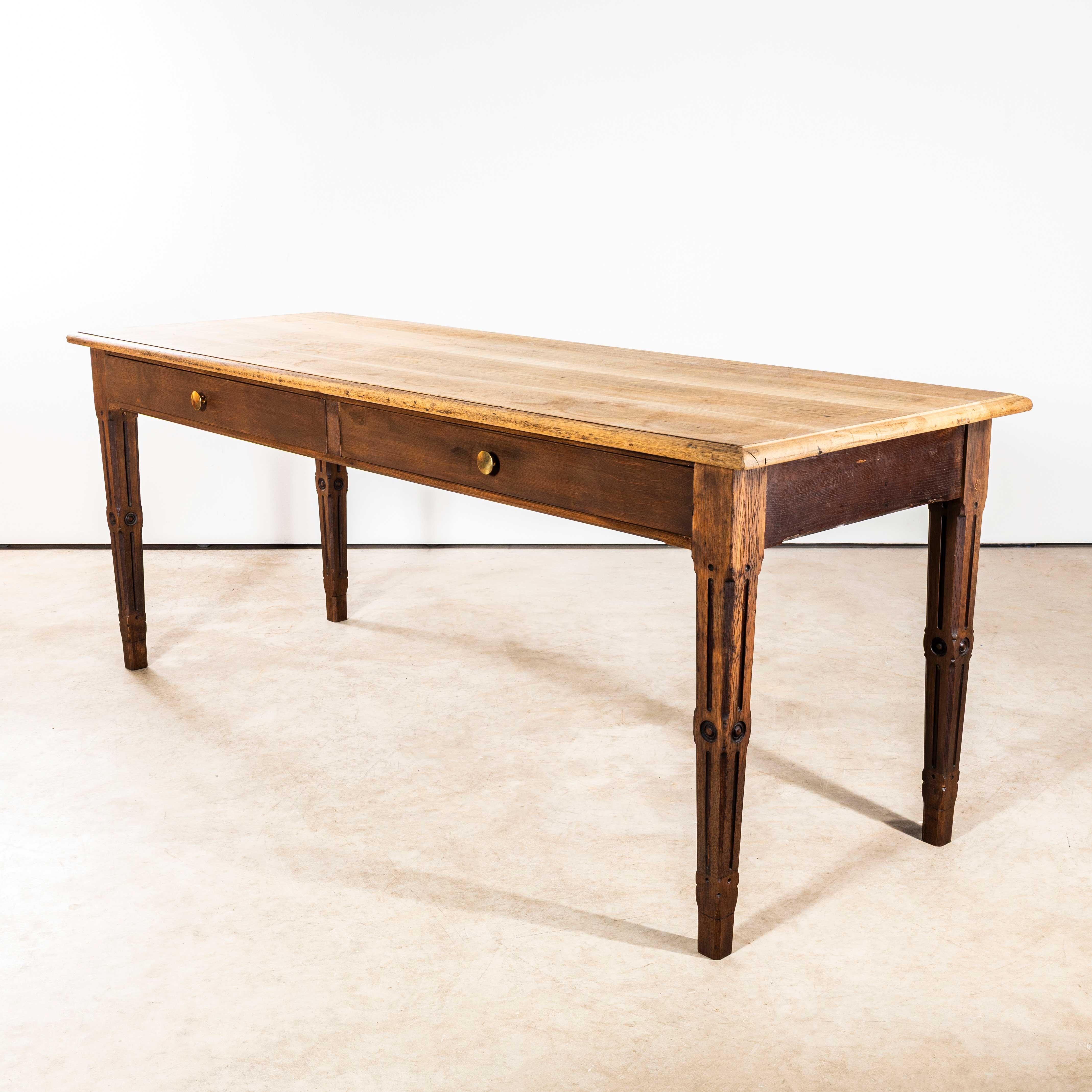 Table de salle à manger rectangulaire à deux tiroirs d'origine française des années 1950. 
Une bonne table de ferme française dans une taille pratique, fabriquée avec du bois de chêne bien figuré. La table est très bien faite avec des joints