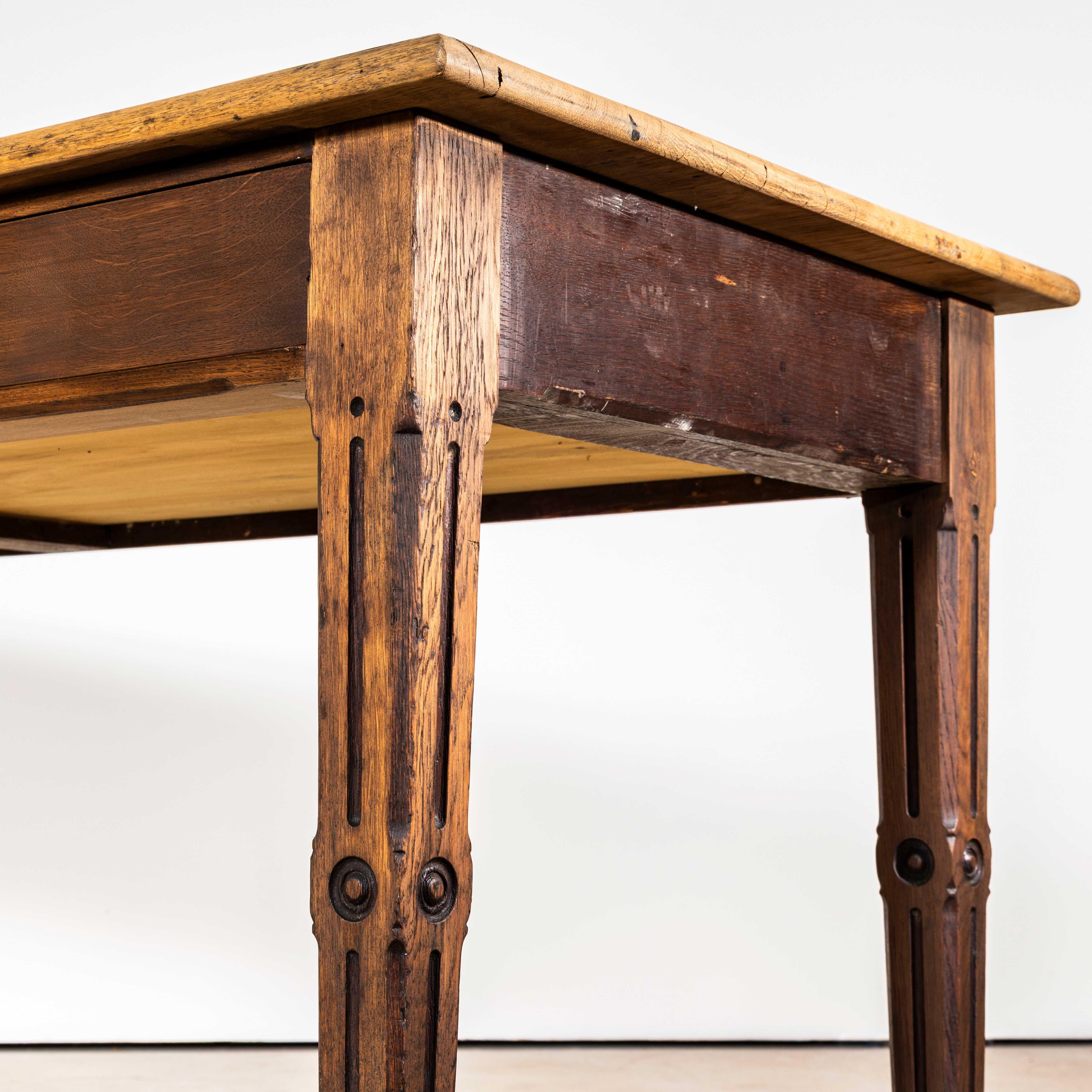 Chêne Table de salle à manger rectangulaire à deux tiroirs d'origine française des années 1950 en vente