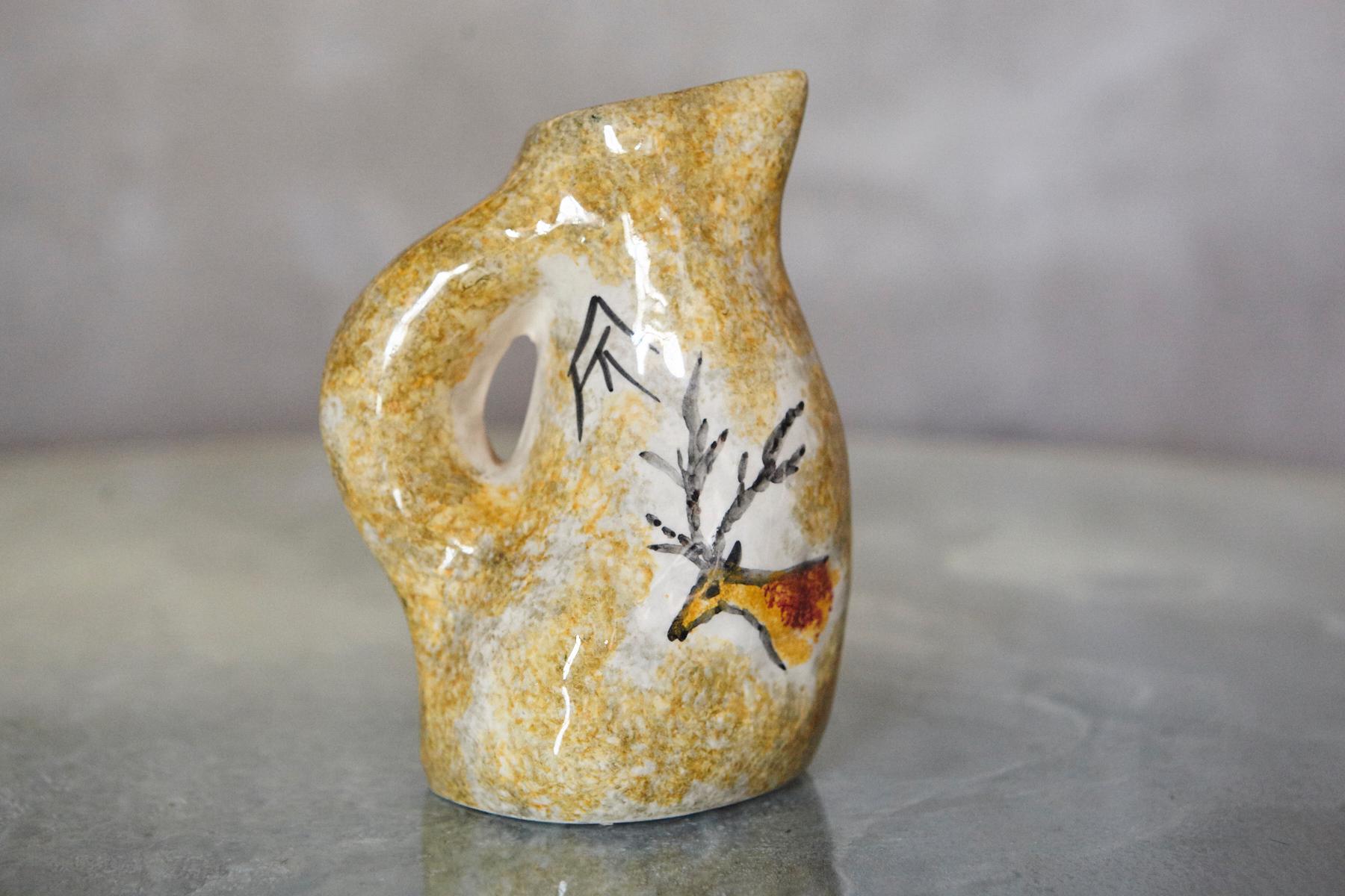 Vaso a brocca in ceramica stile Vallauris AM del 1950 con motivo di cervi in vendita 3