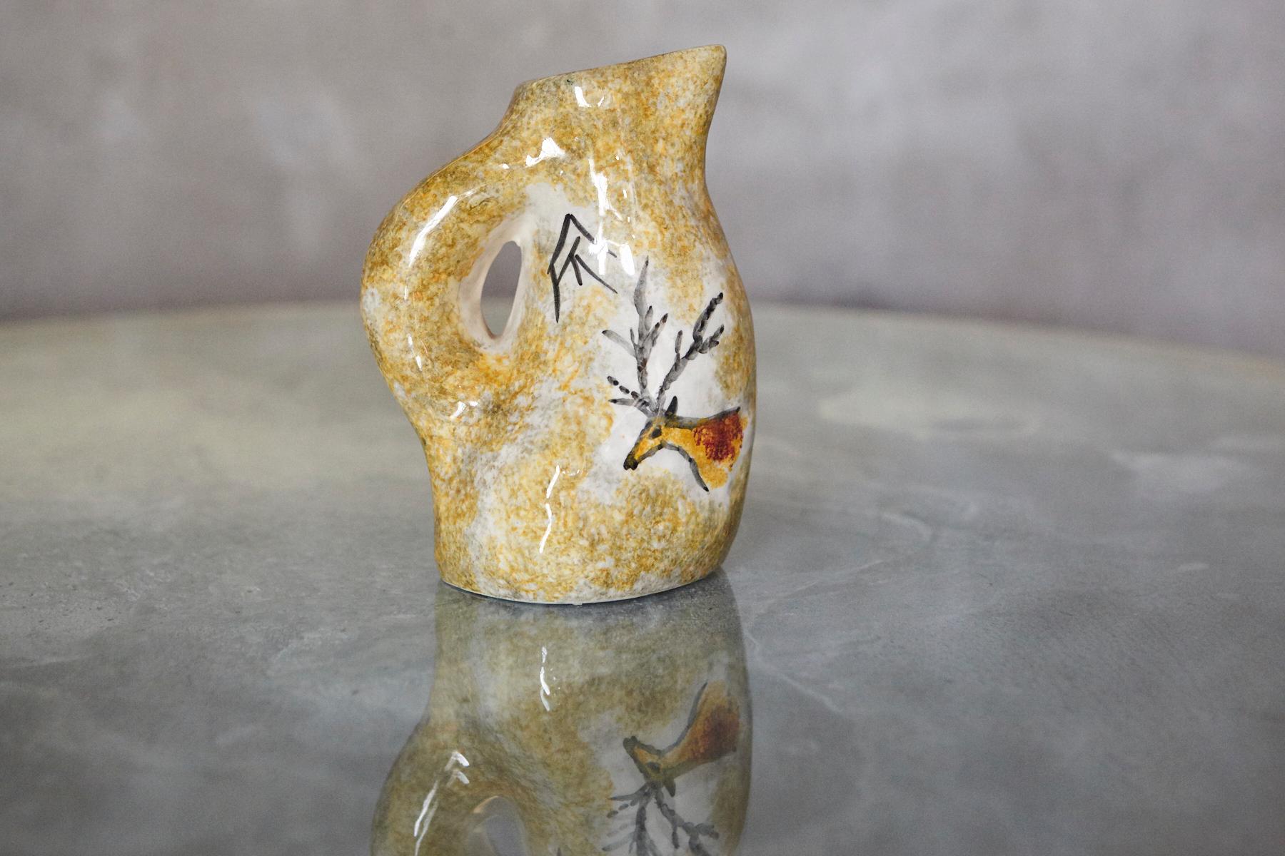 Vaso a brocca in ceramica stile Vallauris AM del 1950 con motivo di cervi in vendita 4