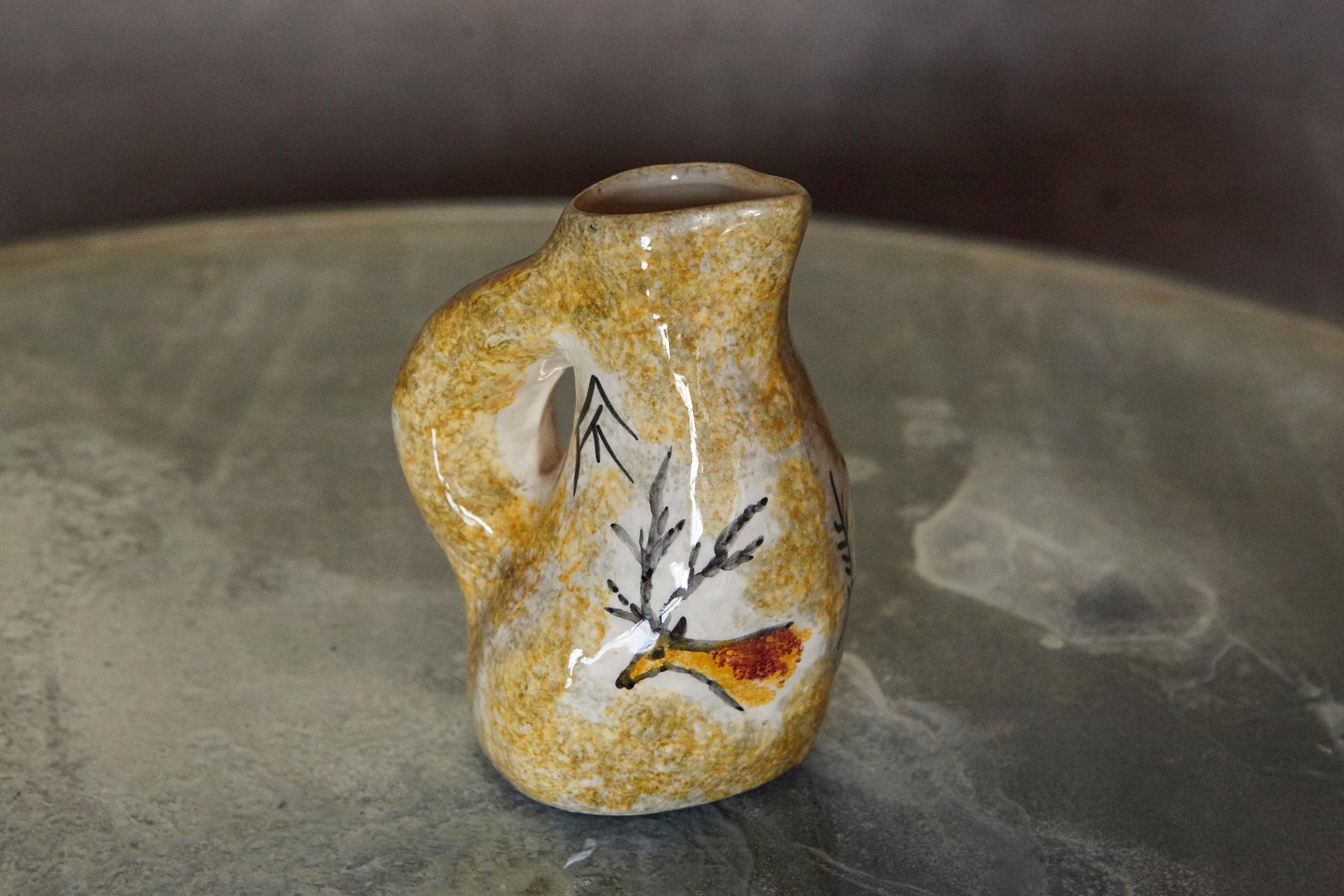 Vaso a brocca in ceramica stile Vallauris AM del 1950 con motivo di cervi in vendita 6