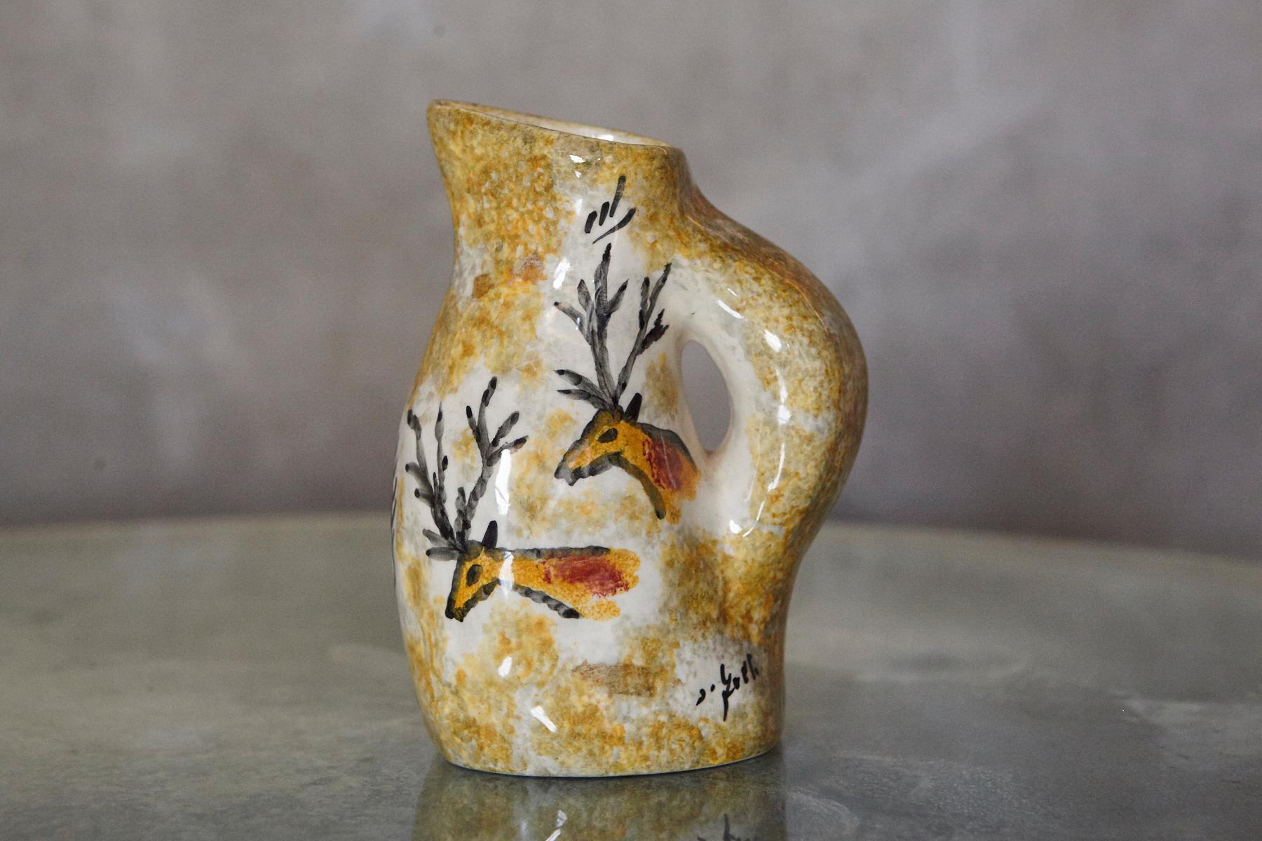 Vaso a brocca in ceramica stile Vallauris AM del 1950 con motivo di cervi in vendita 7