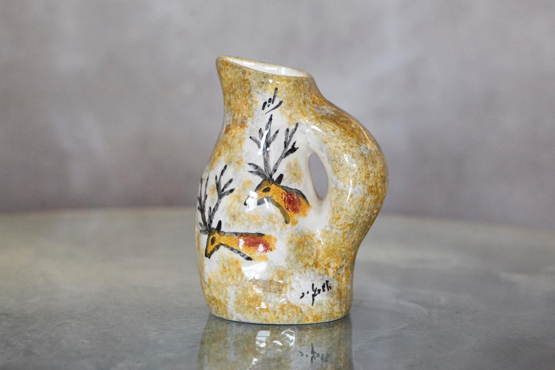 Country Vaso a brocca in ceramica stile Vallauris AM del 1950 con motivo di cervi in vendita