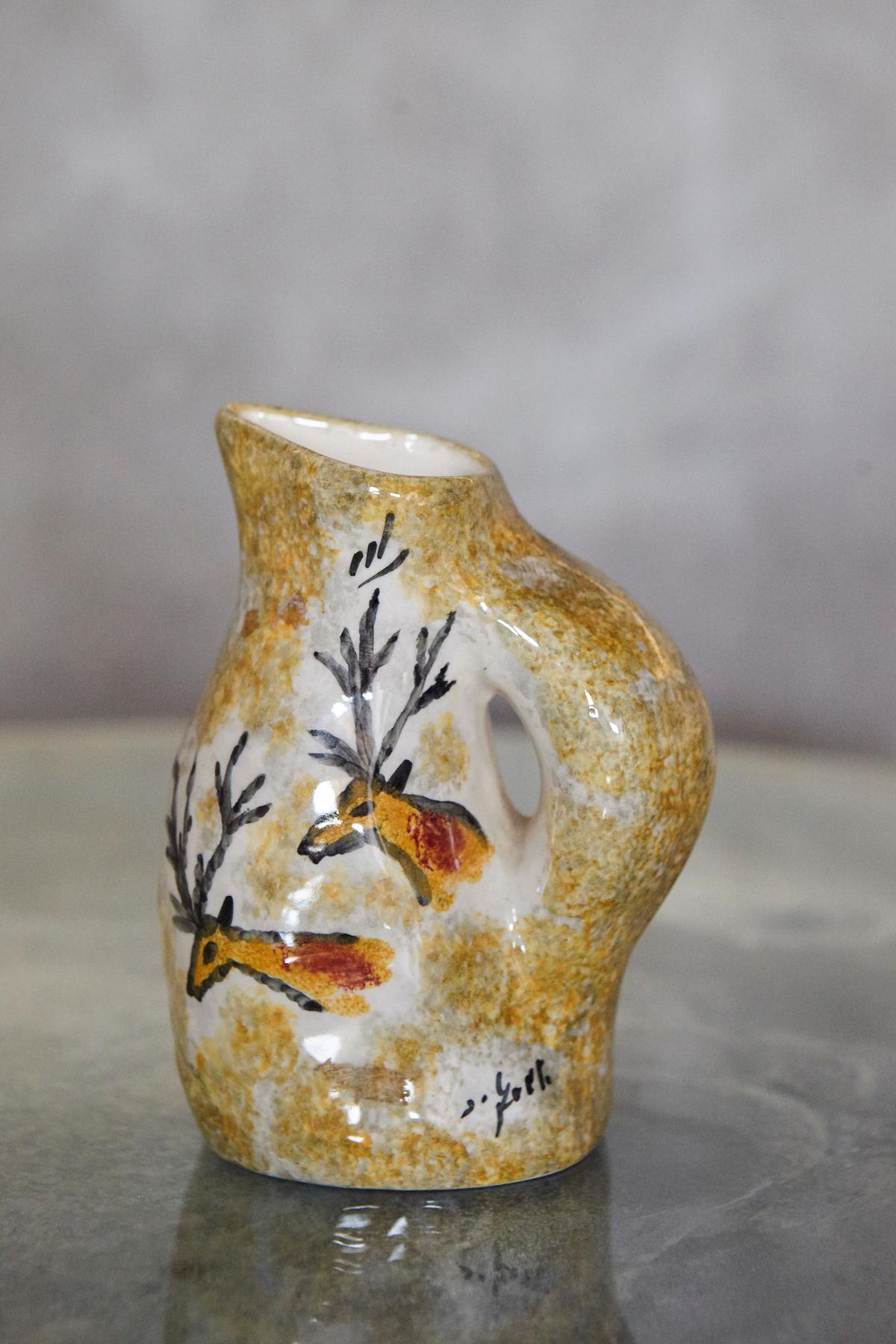 Francese Vaso a brocca in ceramica stile Vallauris AM del 1950 con motivo di cervi in vendita