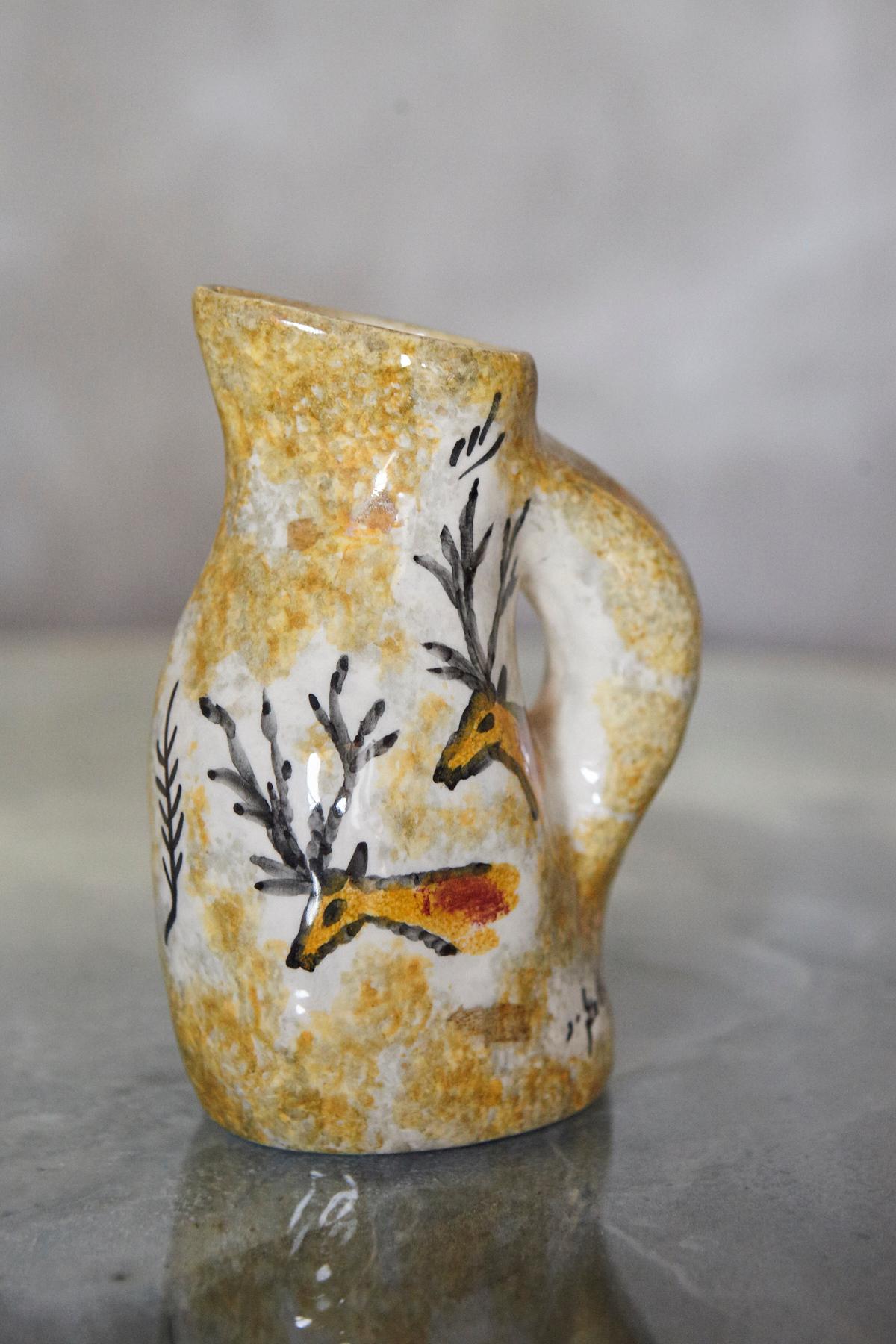Dipinto a mano Vaso a brocca in ceramica stile Vallauris AM del 1950 con motivo di cervi in vendita