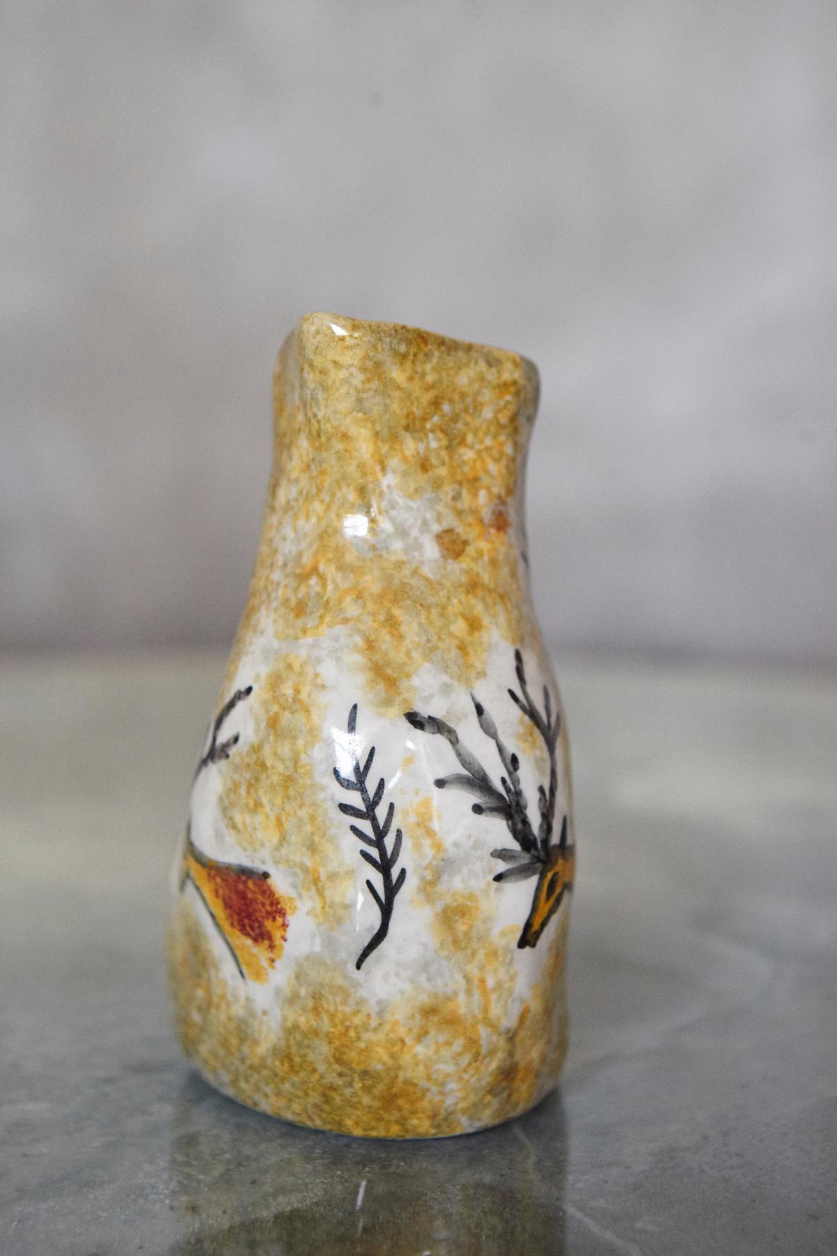 Vaso a brocca in ceramica stile Vallauris AM del 1950 con motivo di cervi In condizioni buone in vendita a Aramits, Nouvelle-Aquitaine