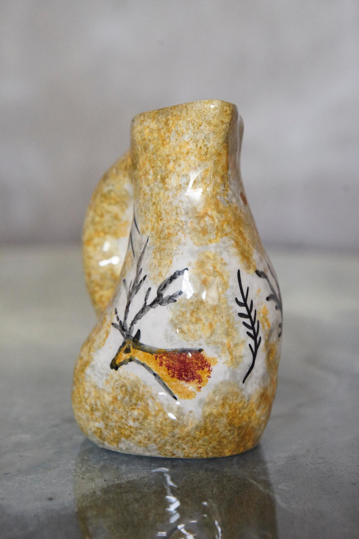 Metà XX secolo Vaso a brocca in ceramica stile Vallauris AM del 1950 con motivo di cervi in vendita