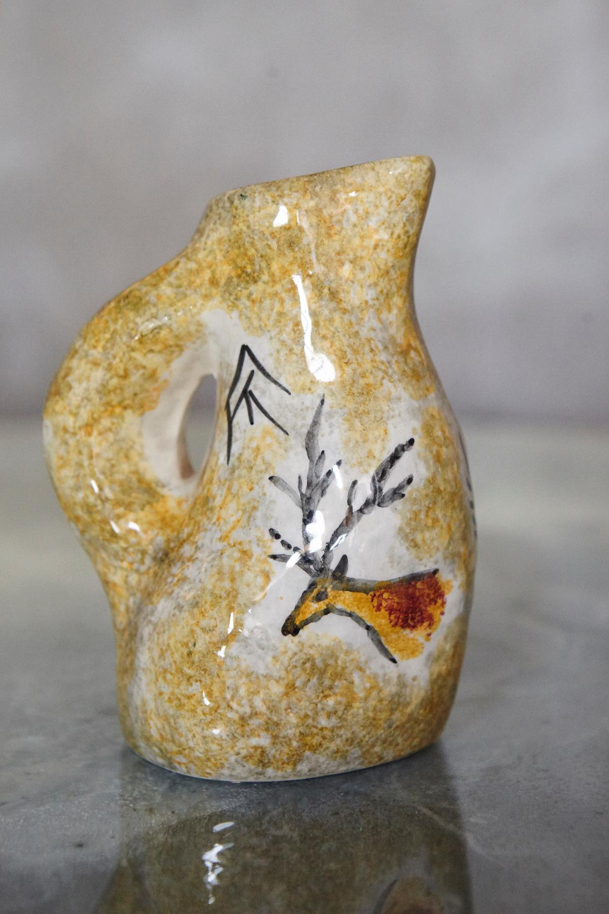 Ceramica Vaso a brocca in ceramica stile Vallauris AM del 1950 con motivo di cervi in vendita