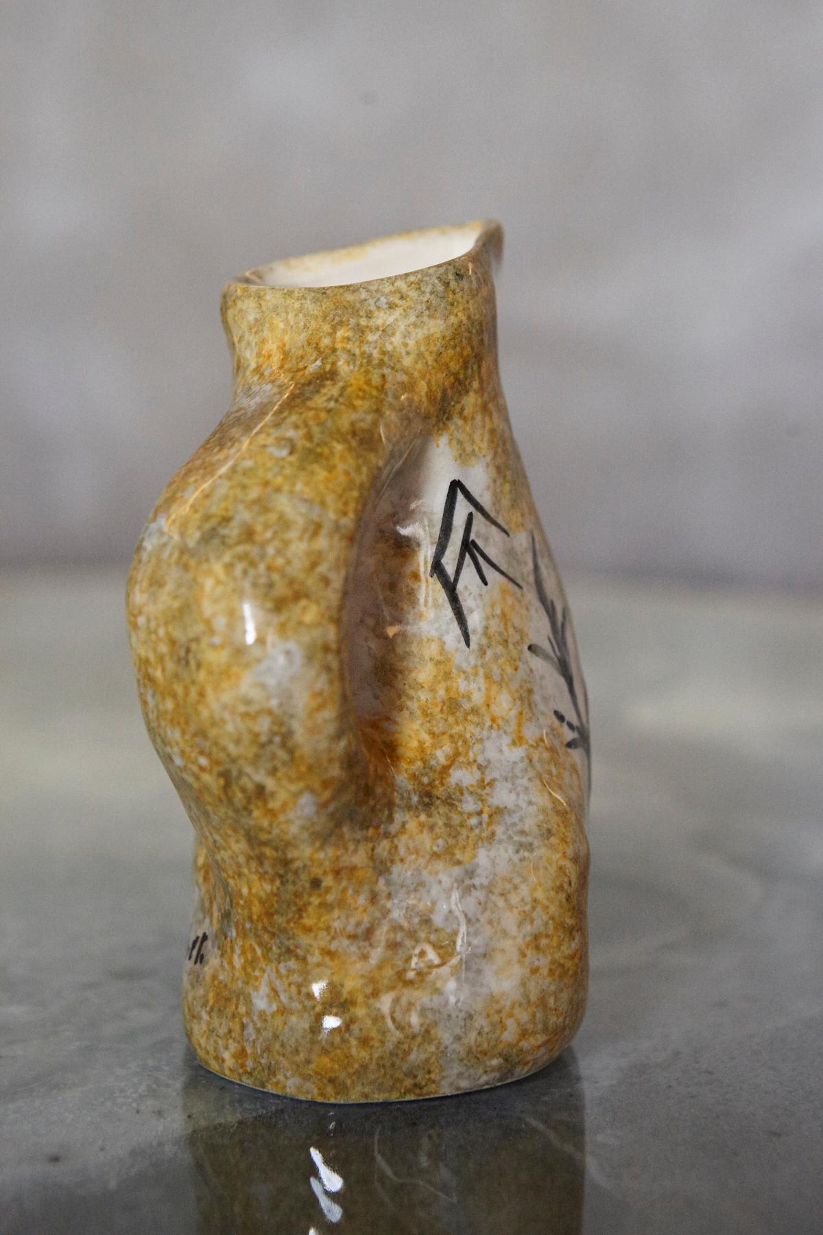 Vaso a brocca in ceramica stile Vallauris AM del 1950 con motivo di cervi in vendita 1