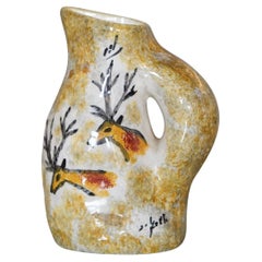 Vaso a brocca in ceramica stile Vallauris AM del 1950 con motivo di cervi