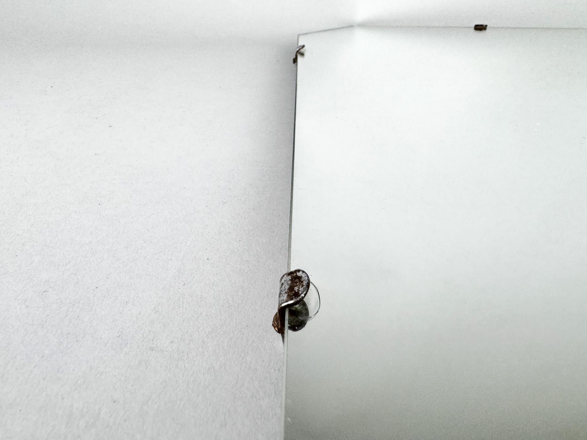 Espejo de pared francés de los años 50 con herrajes cromados siglo XX en venta