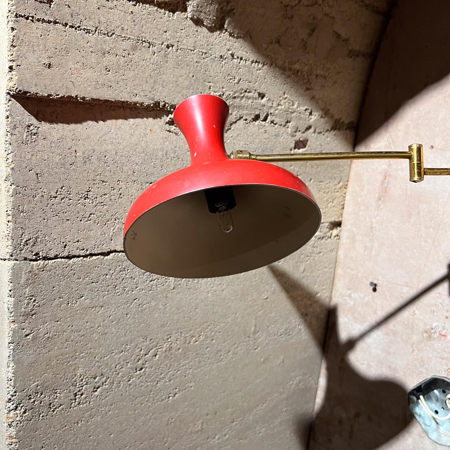 Applique française des années 1950 Lampe rouge en laiton patiné France en vente 4