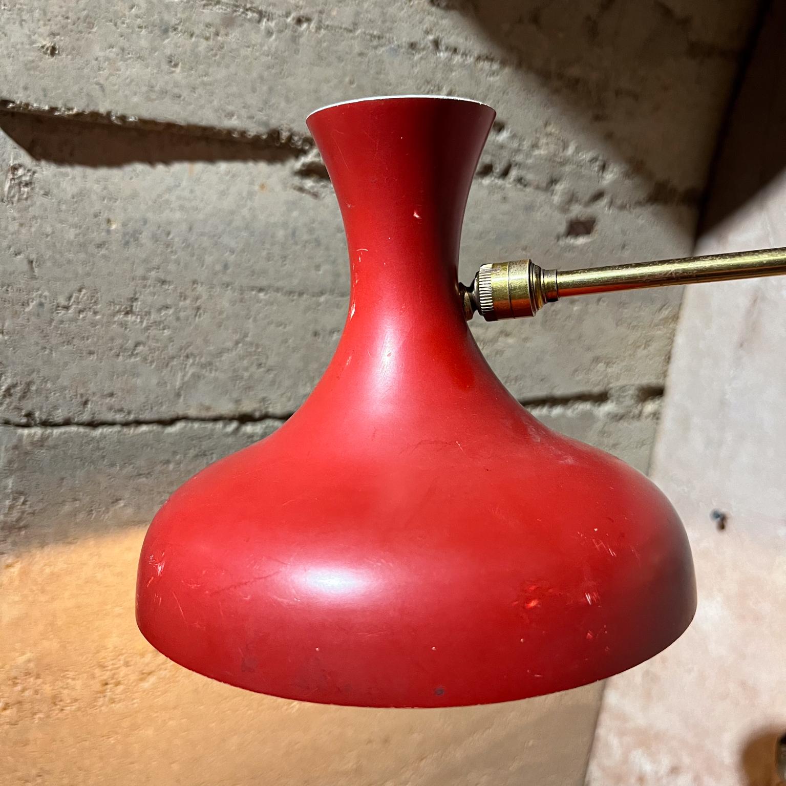 Aluminium Applique française des années 1950 Lampe rouge en laiton patiné France en vente