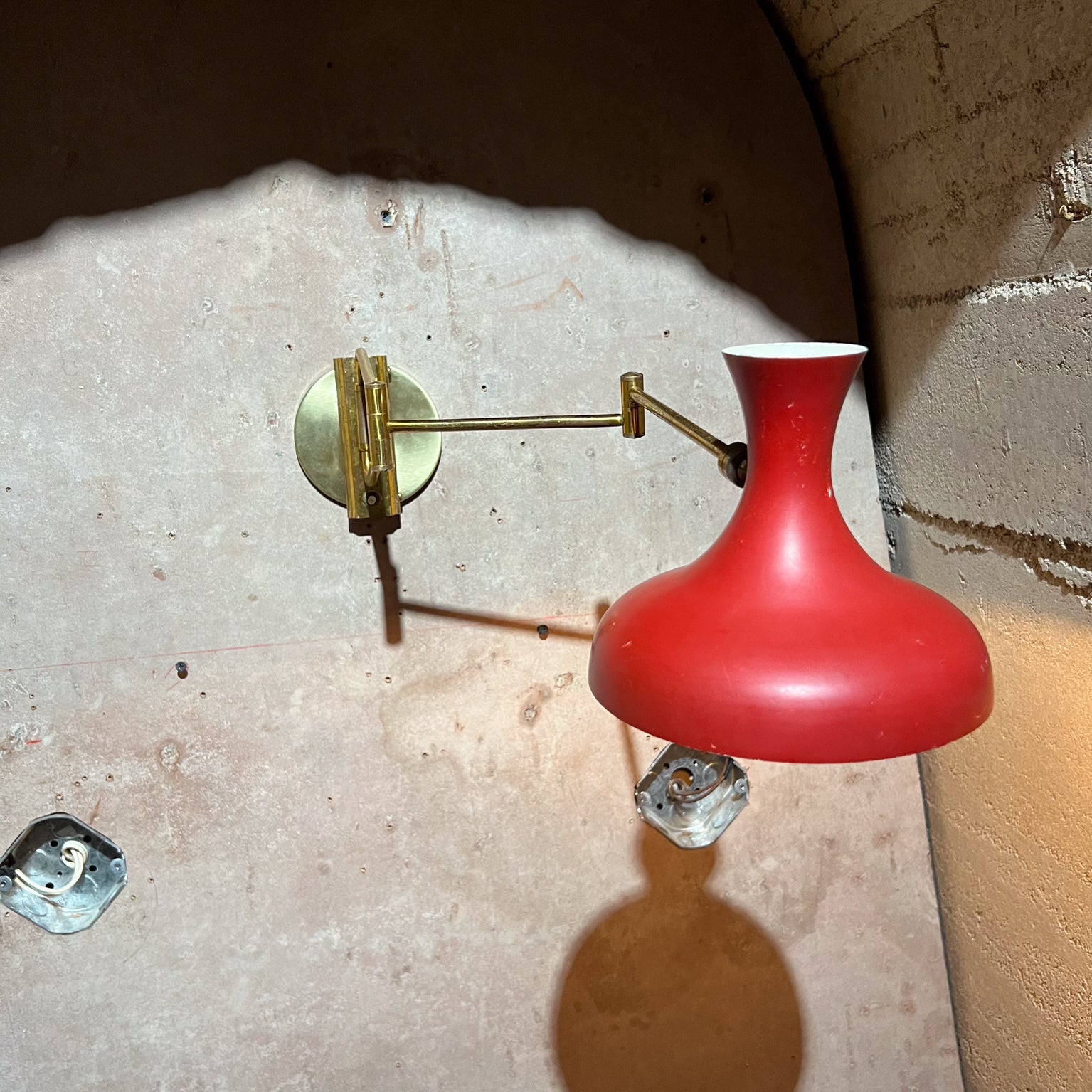 Applique française des années 1950 Lampe rouge en laiton patiné France en vente