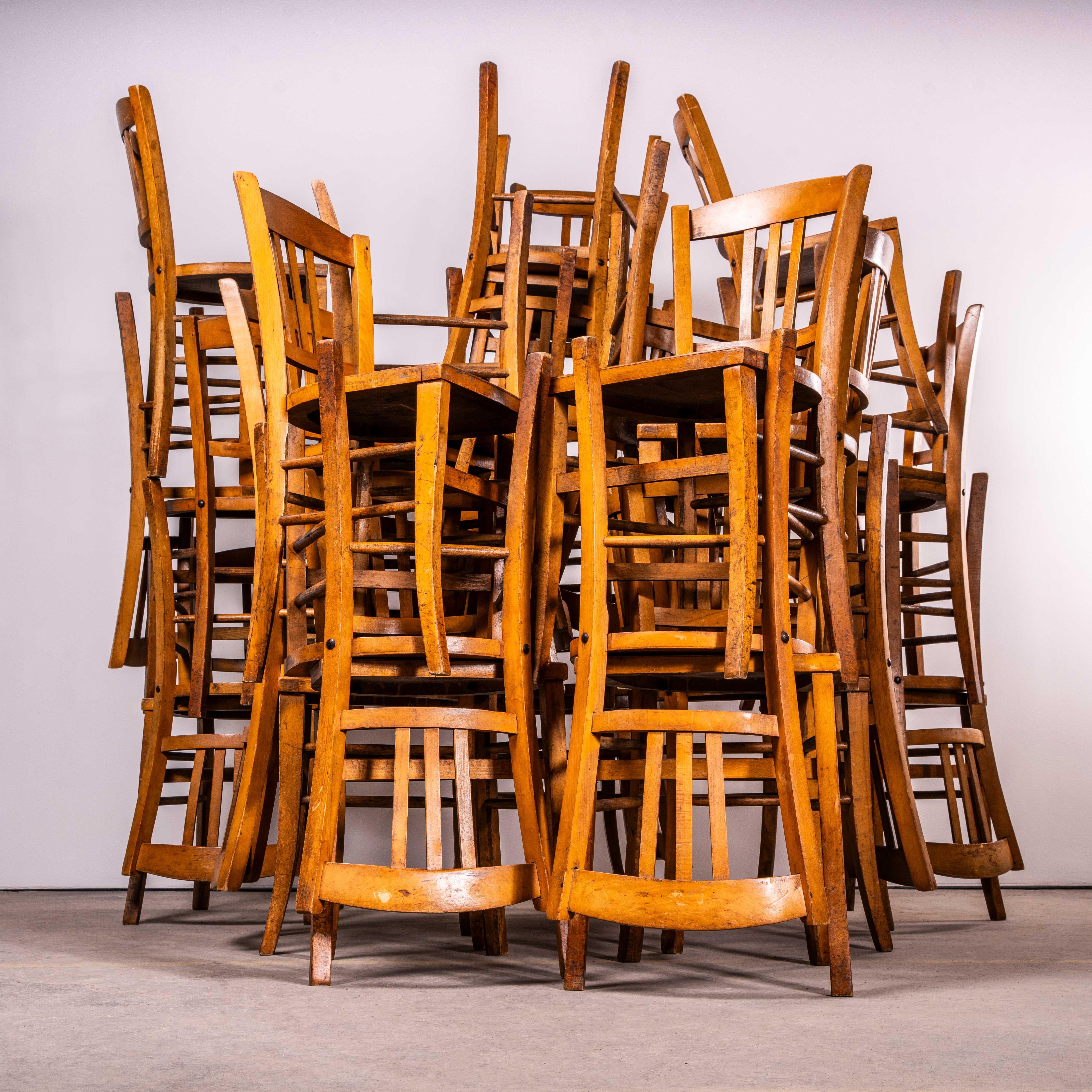 Sedie da pranzo francesi in Oak Oak degli anni '50 - Buona quantità disponibile. 

Prodotto da Luterma, il processo di piegatura a vapore del faggio per creare eleganti sedie fu scoperto e sviluppato per primo da Thonet, ma quando i brevetti