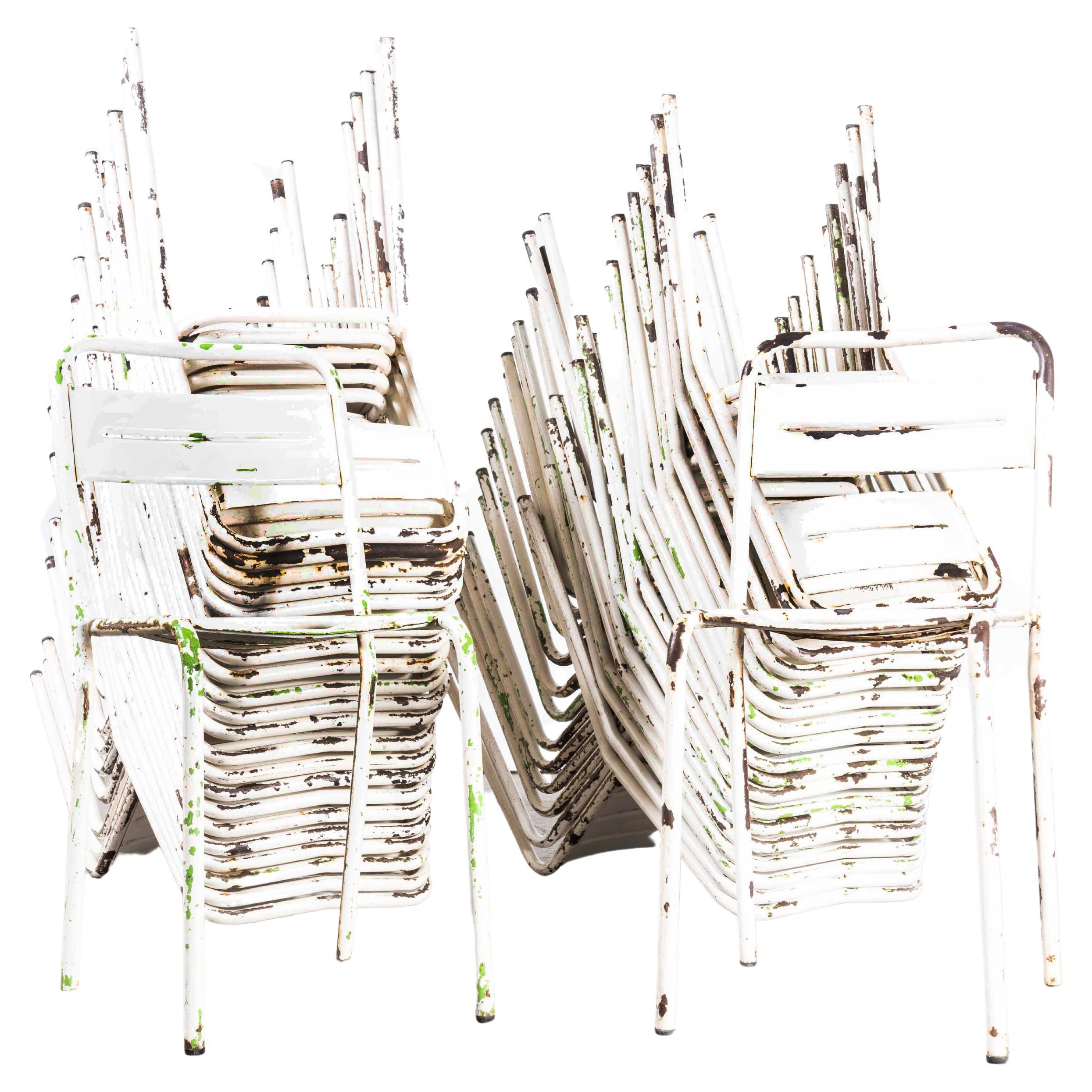 Chaises d'extérieur empilables en métal blanc des années 1950 - Bonnes quantités disponibles