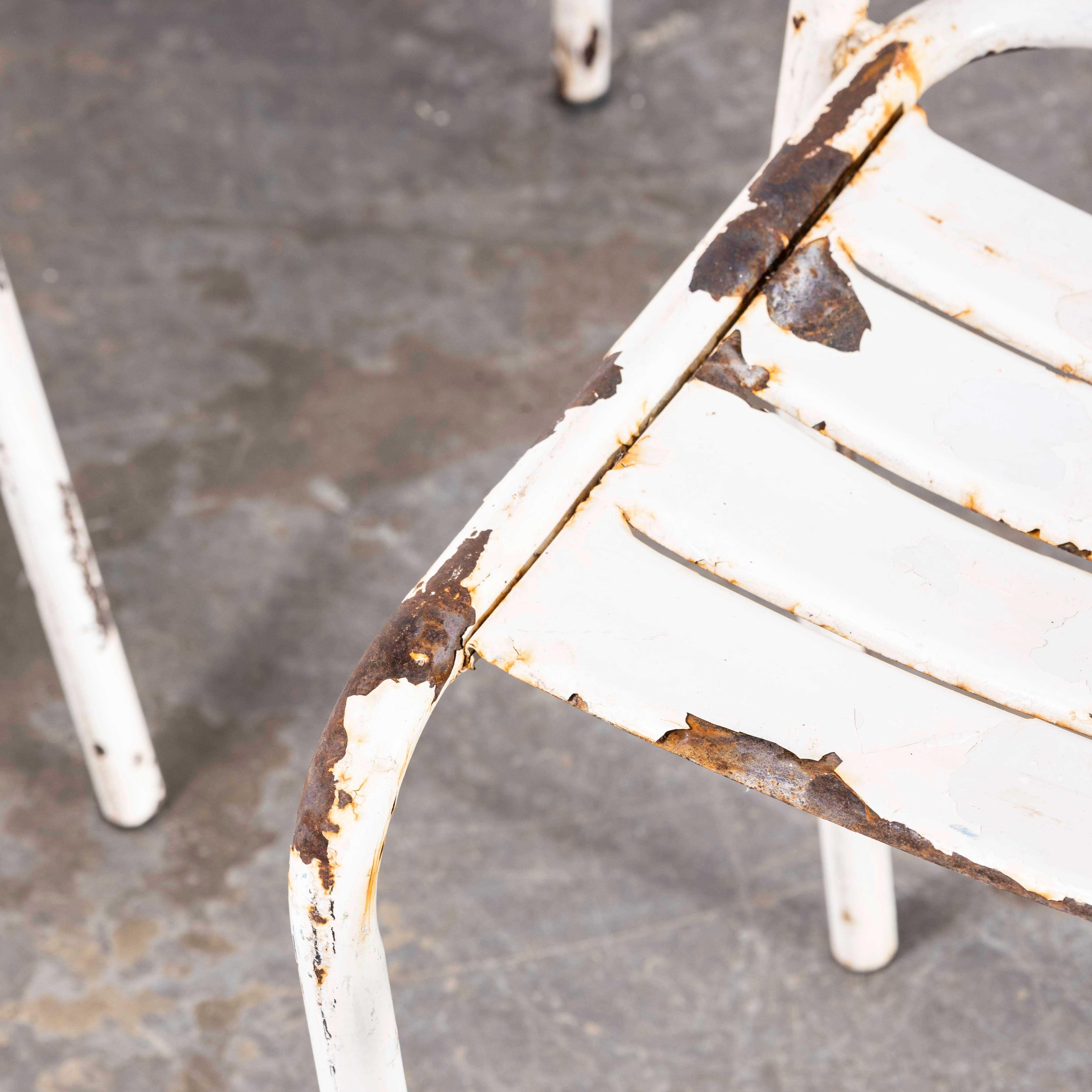 1950's French White Metal Stacking Outdoor Chairs, Satz von sechs (Mitte des 20. Jahrhunderts) im Angebot