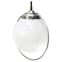 Lampe pendante ajustable French Opaline Globe en métal des années 1950