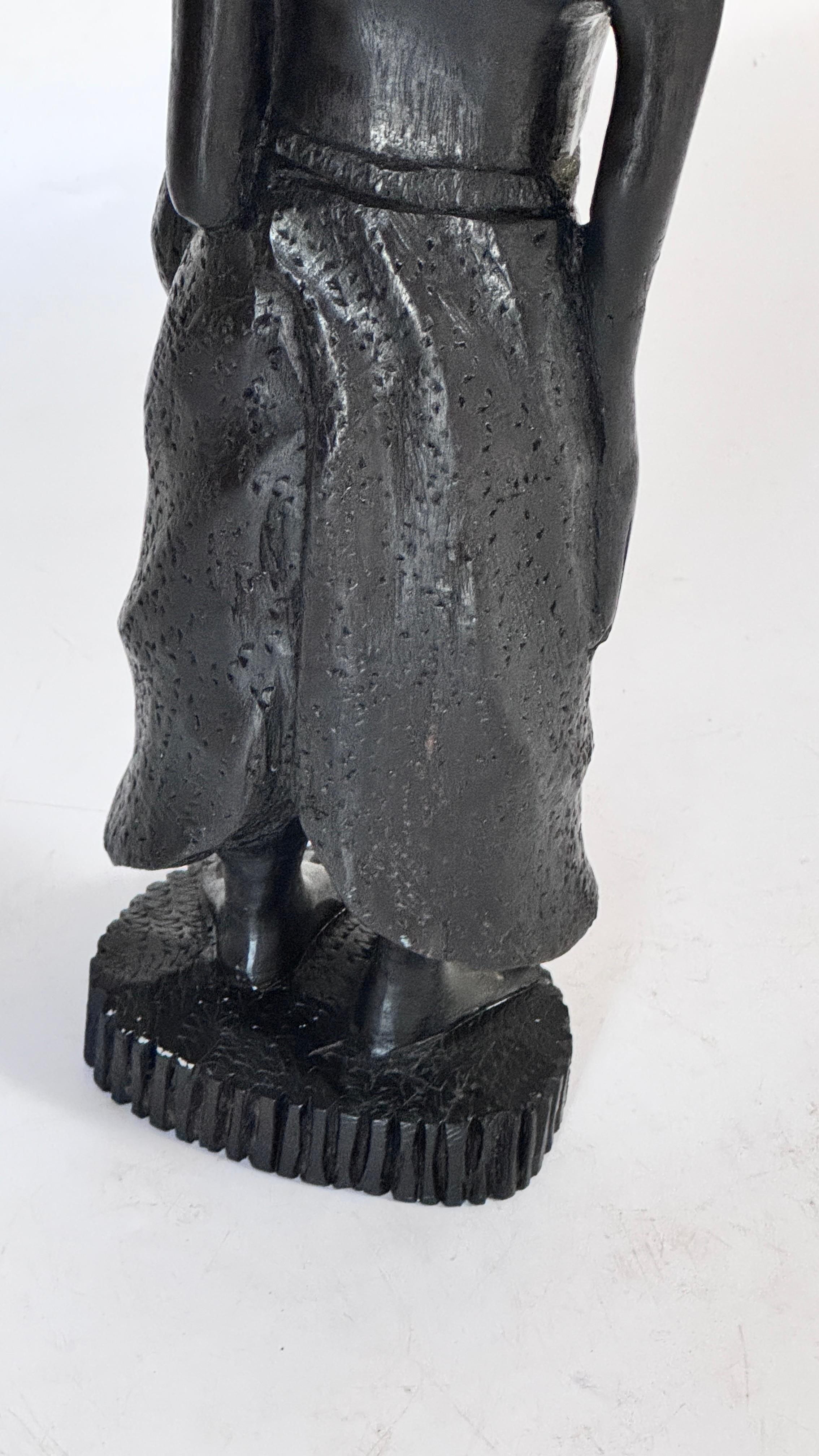 Sculpture féminine en bois française des années 1950 - Figure sculptée expressive avec jupe drapée en vente 2