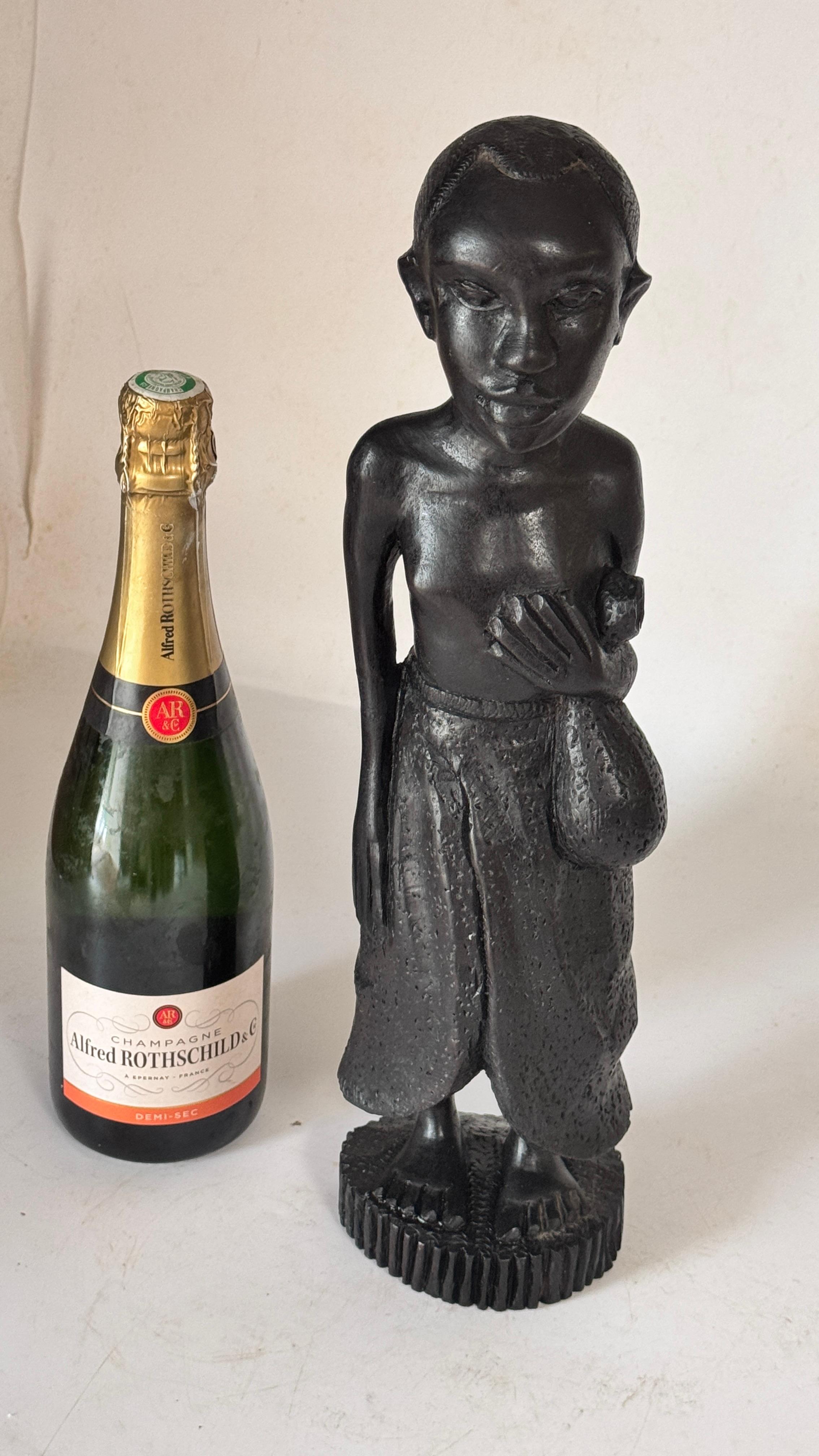 Sculpture féminine en bois française des années 1950 - Figure sculptée expressive avec jupe drapée

Description :
Cette magnifique sculpture de femme est réalisée en bois massif de haute qualité et a été fabriquée en France dans les années 1950. La