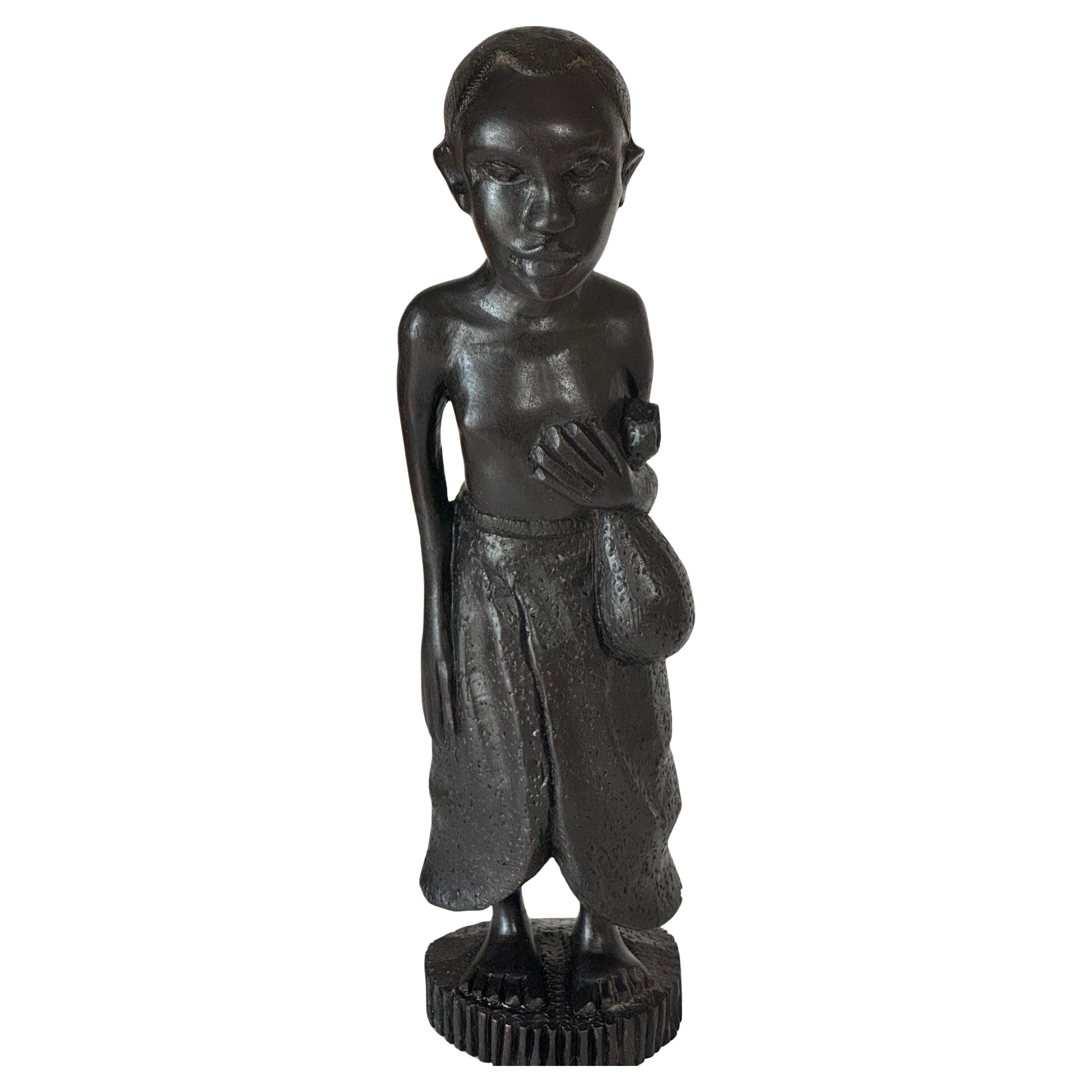 Brutalisme Sculpture féminine en bois française des années 1950 - Figure sculptée expressive avec jupe drapée en vente