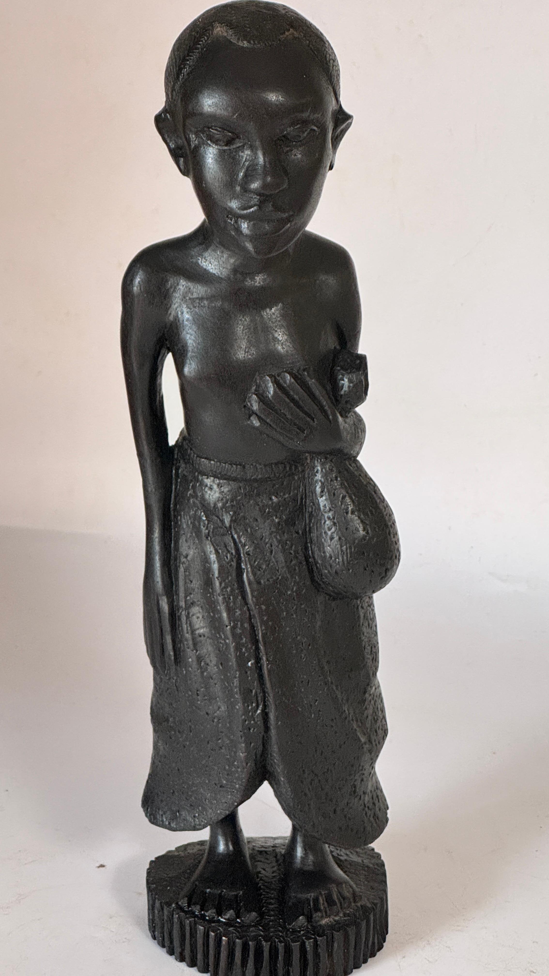 Français Sculpture féminine en bois française des années 1950 - Figure sculptée expressive avec jupe drapée en vente