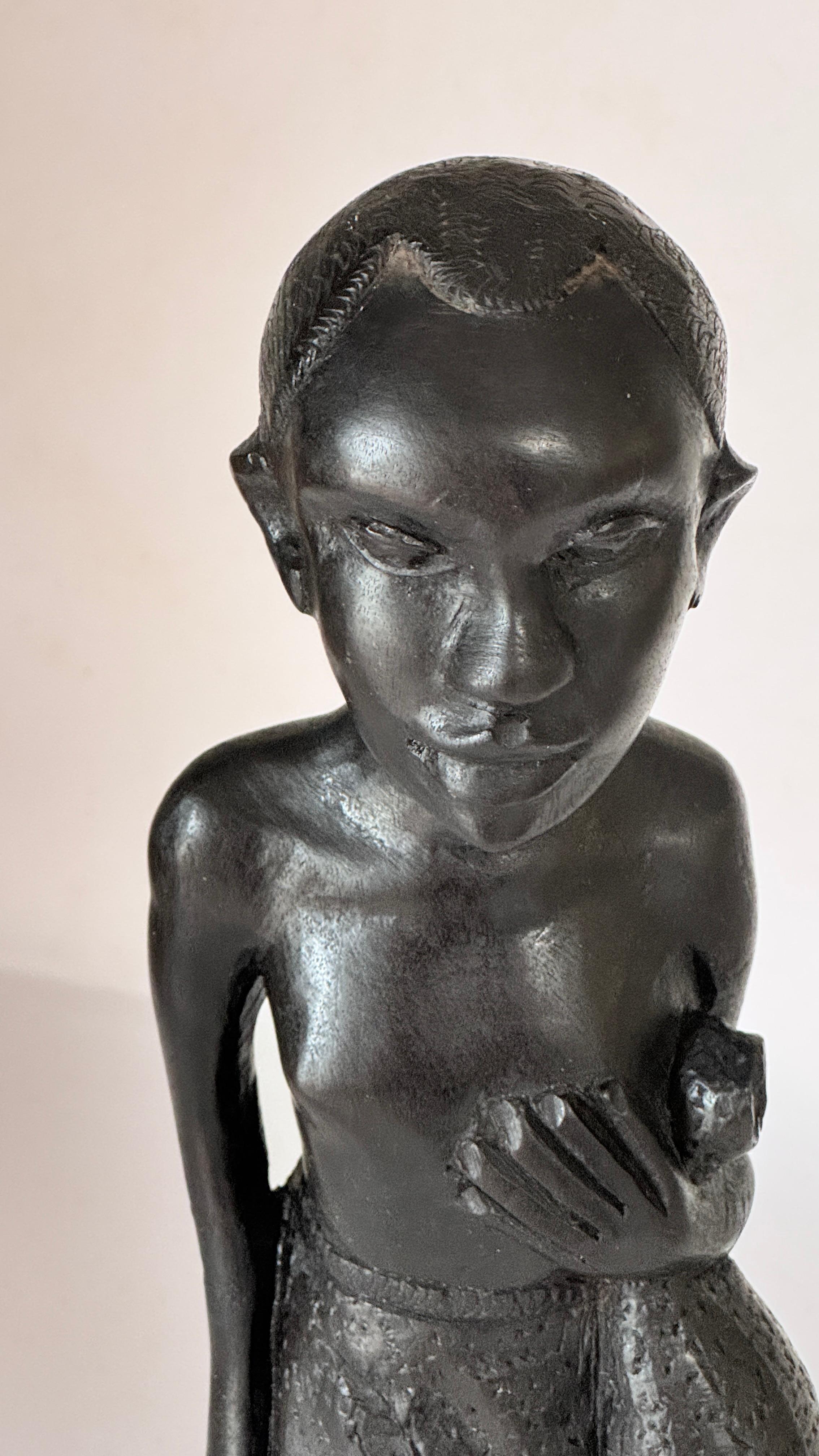 Patiné Sculpture féminine en bois française des années 1950 - Figure sculptée expressive avec jupe drapée en vente