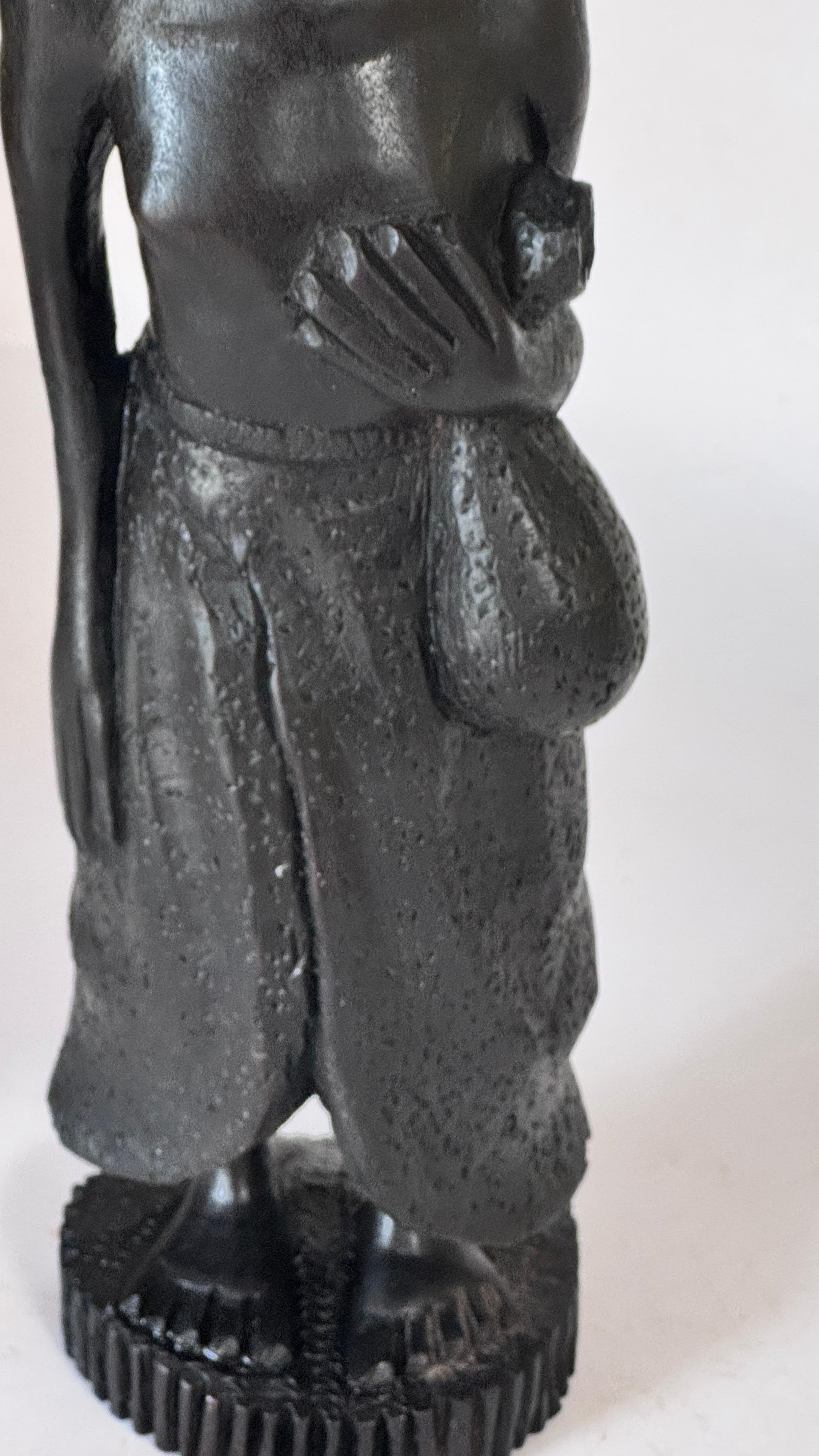 Sculpture féminine en bois française des années 1950 - Figure sculptée expressive avec jupe drapée Bon état - En vente à Auribeau sur Siagne, FR