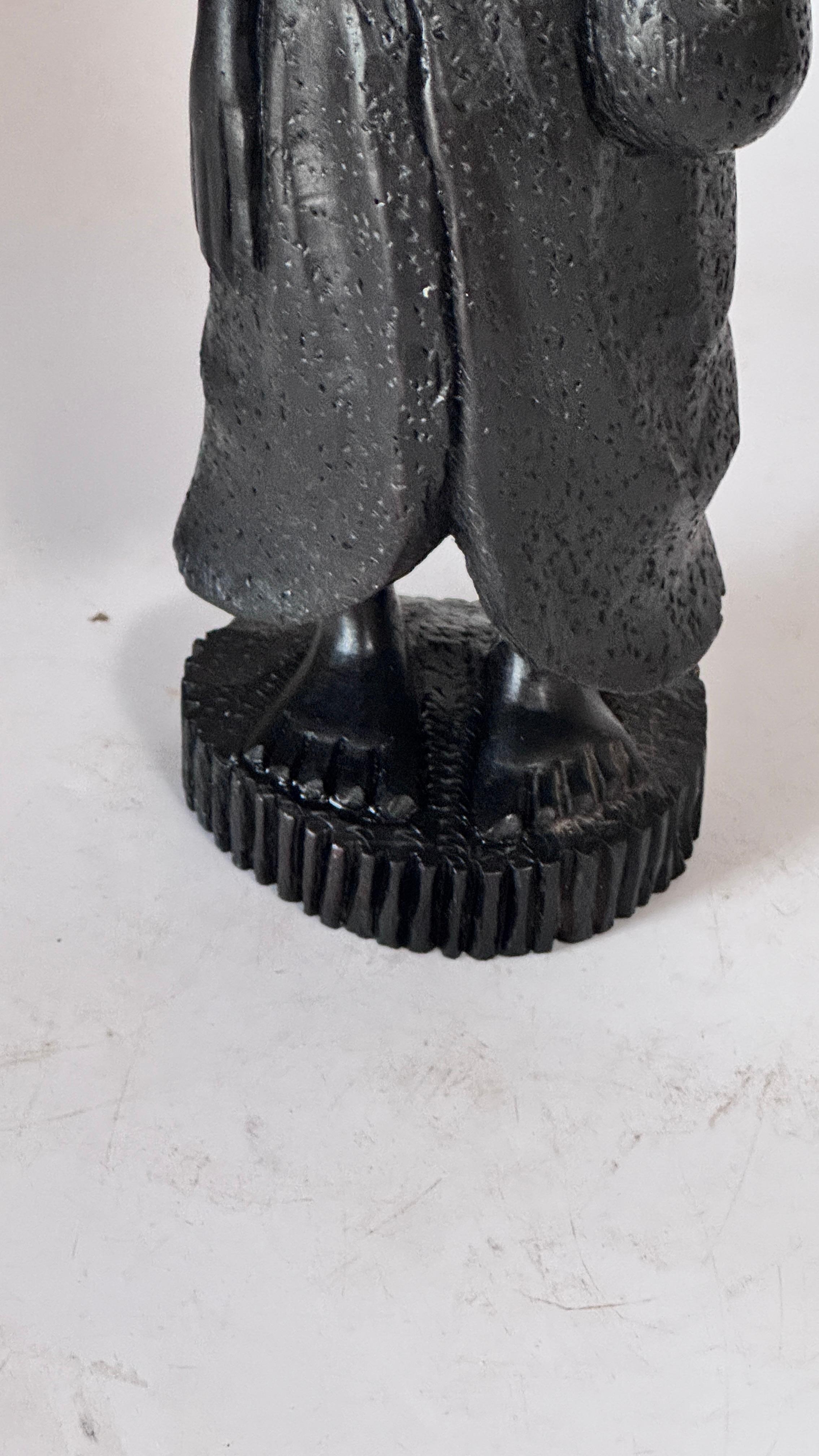 Milieu du XXe siècle Sculpture féminine en bois française des années 1950 - Figure sculptée expressive avec jupe drapée en vente