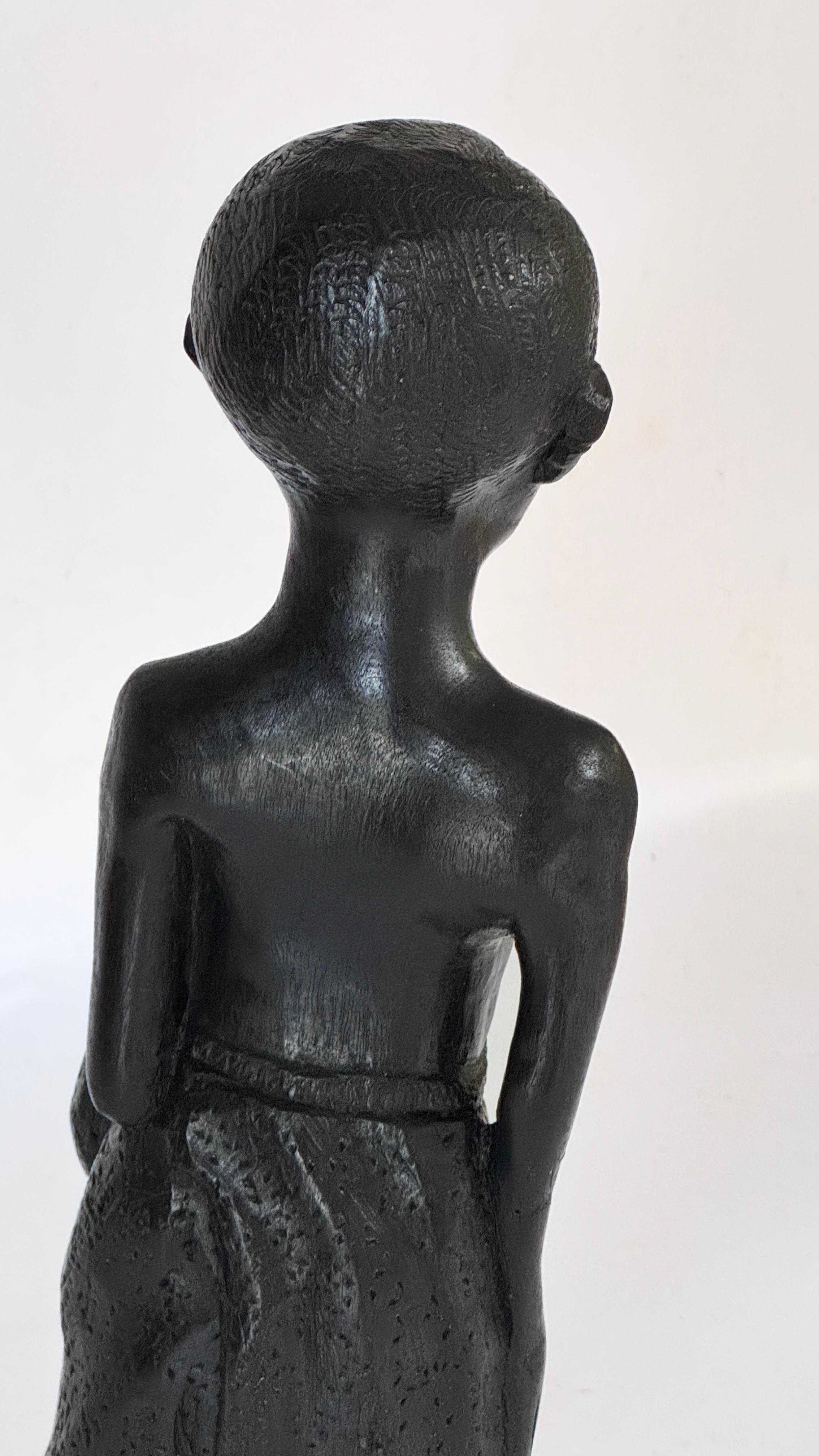 Bois Sculpture féminine en bois française des années 1950 - Figure sculptée expressive avec jupe drapée en vente