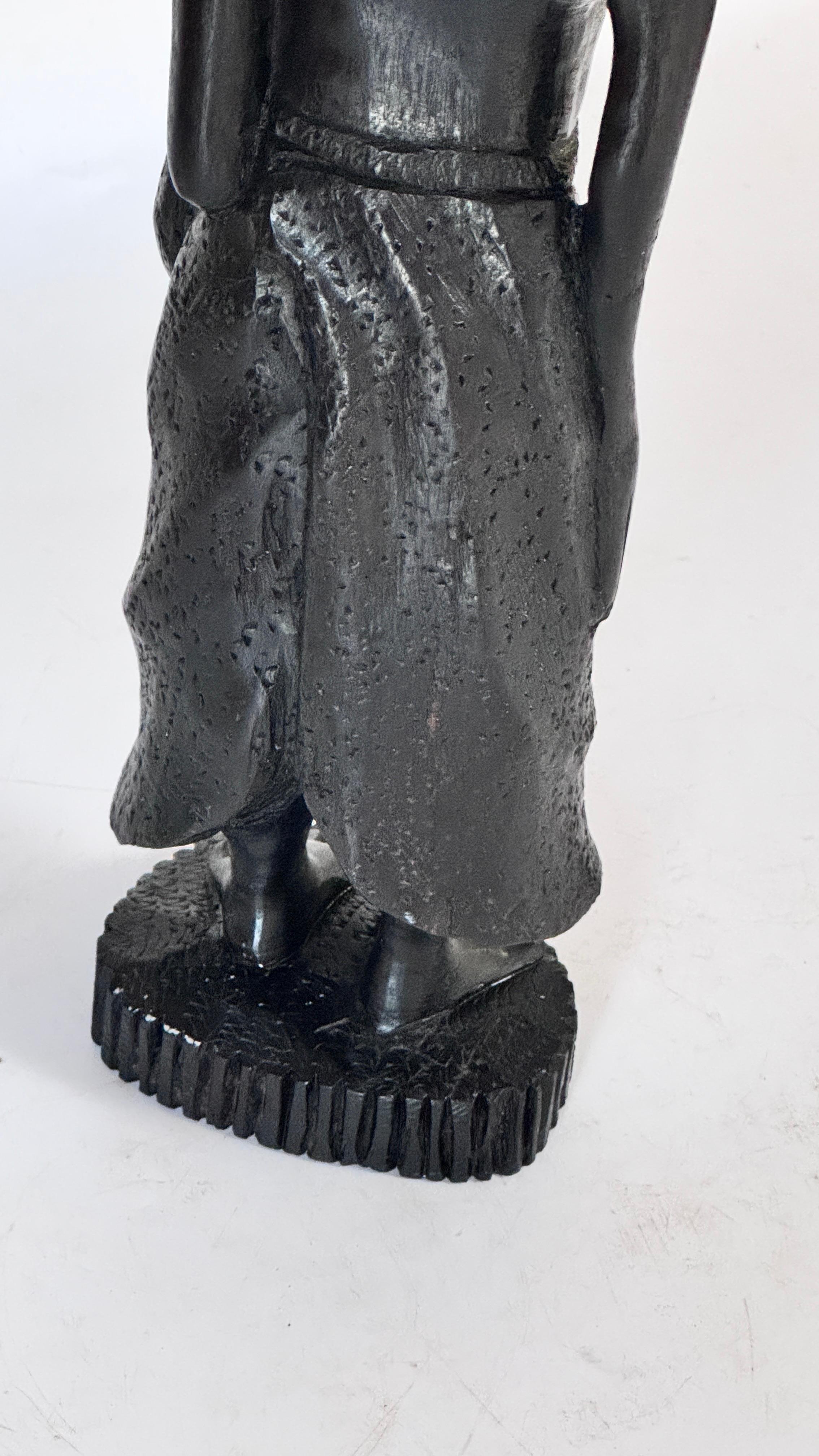 Sculpture féminine en bois française des années 1950 - Figure sculptée expressive avec jupe drapée en vente 1