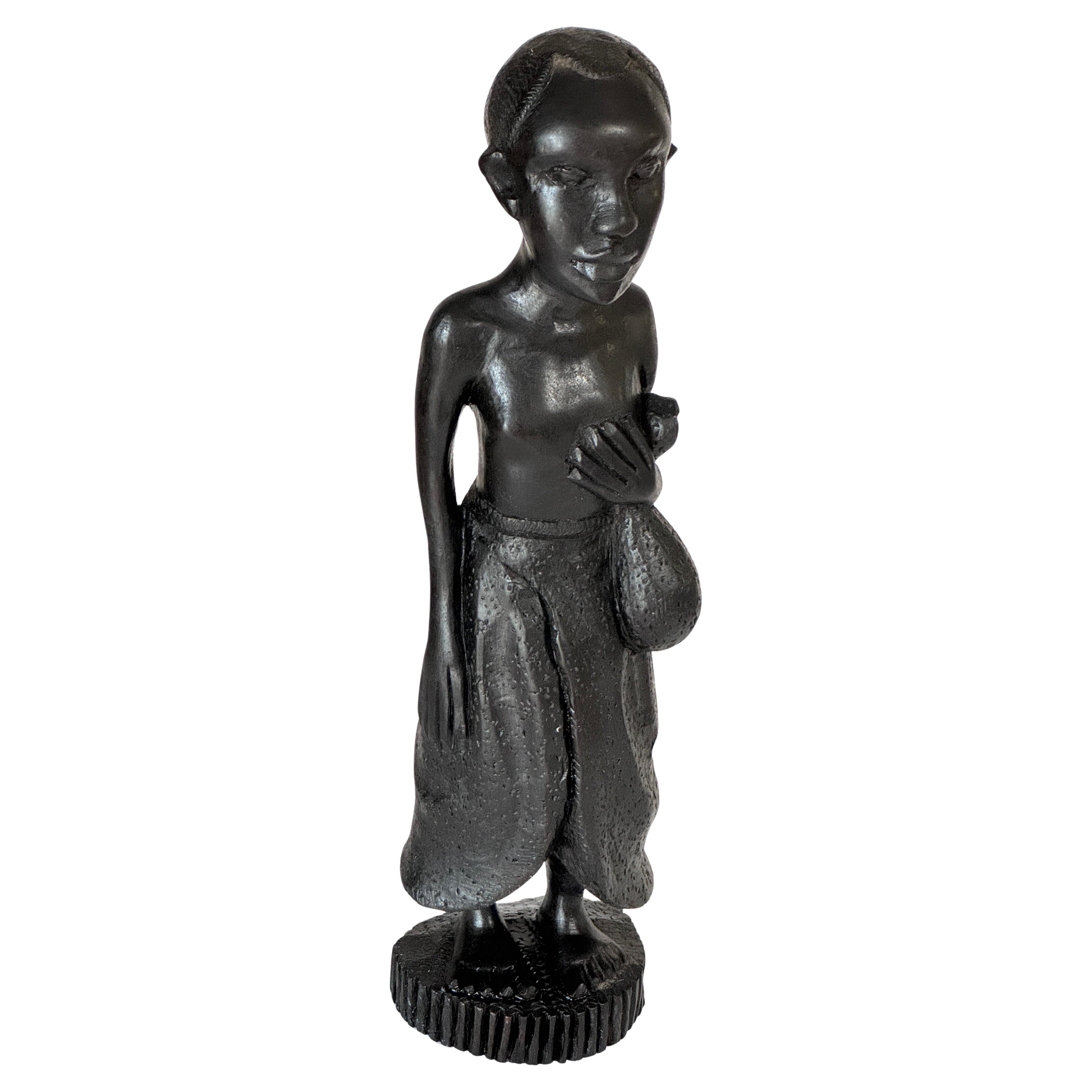 Sculpture féminine en bois française des années 1950 - Figure sculptée expressive avec jupe drapée en vente