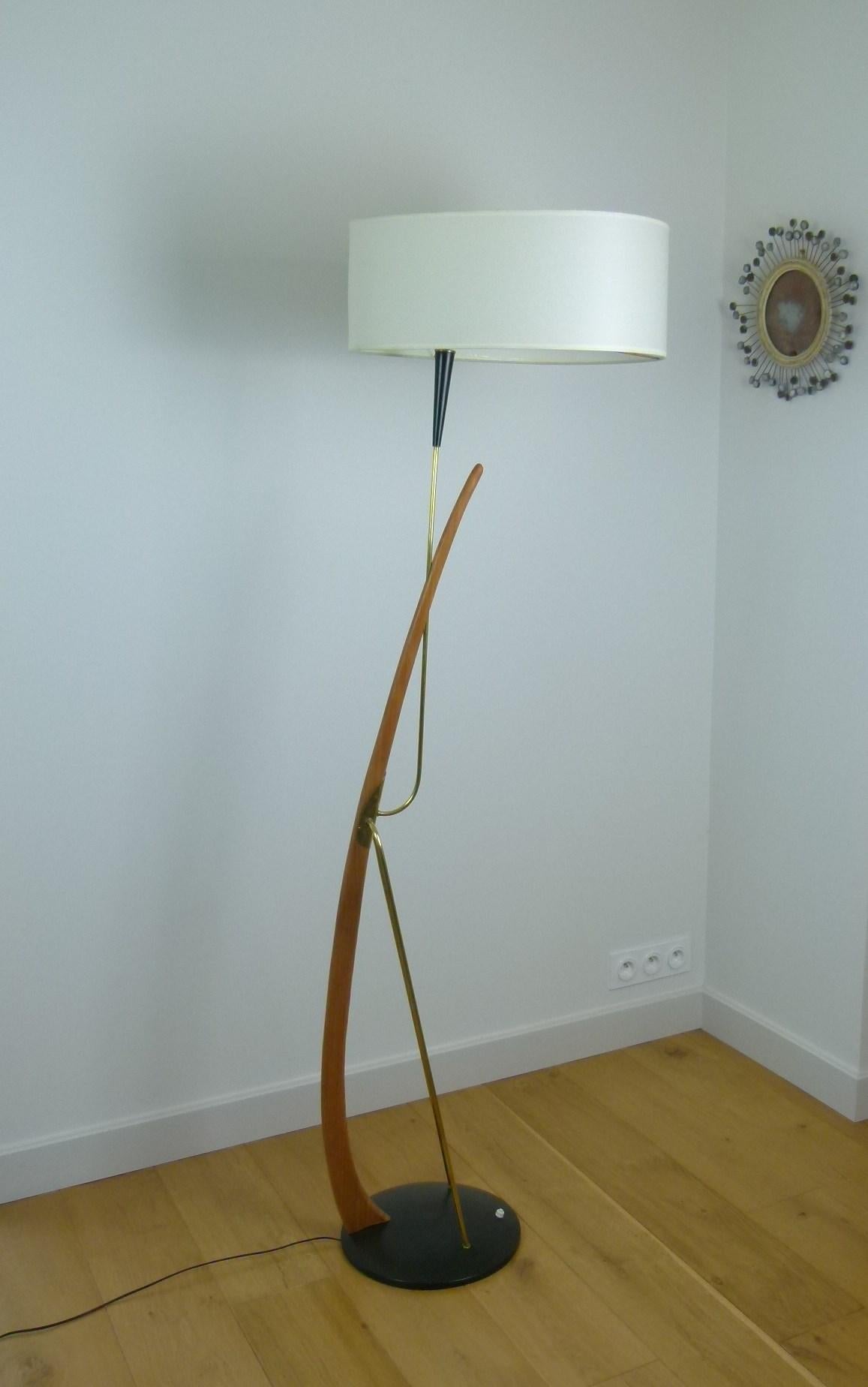 Floor lamp in wood and brass,
Circular base in black lacquered metal,
Brass light arm, supported by an arched wooden arm.
oval shade,
French work, circa 1950
Electricity redone to EU standards shade redone to the model.
Perfect condition.
  