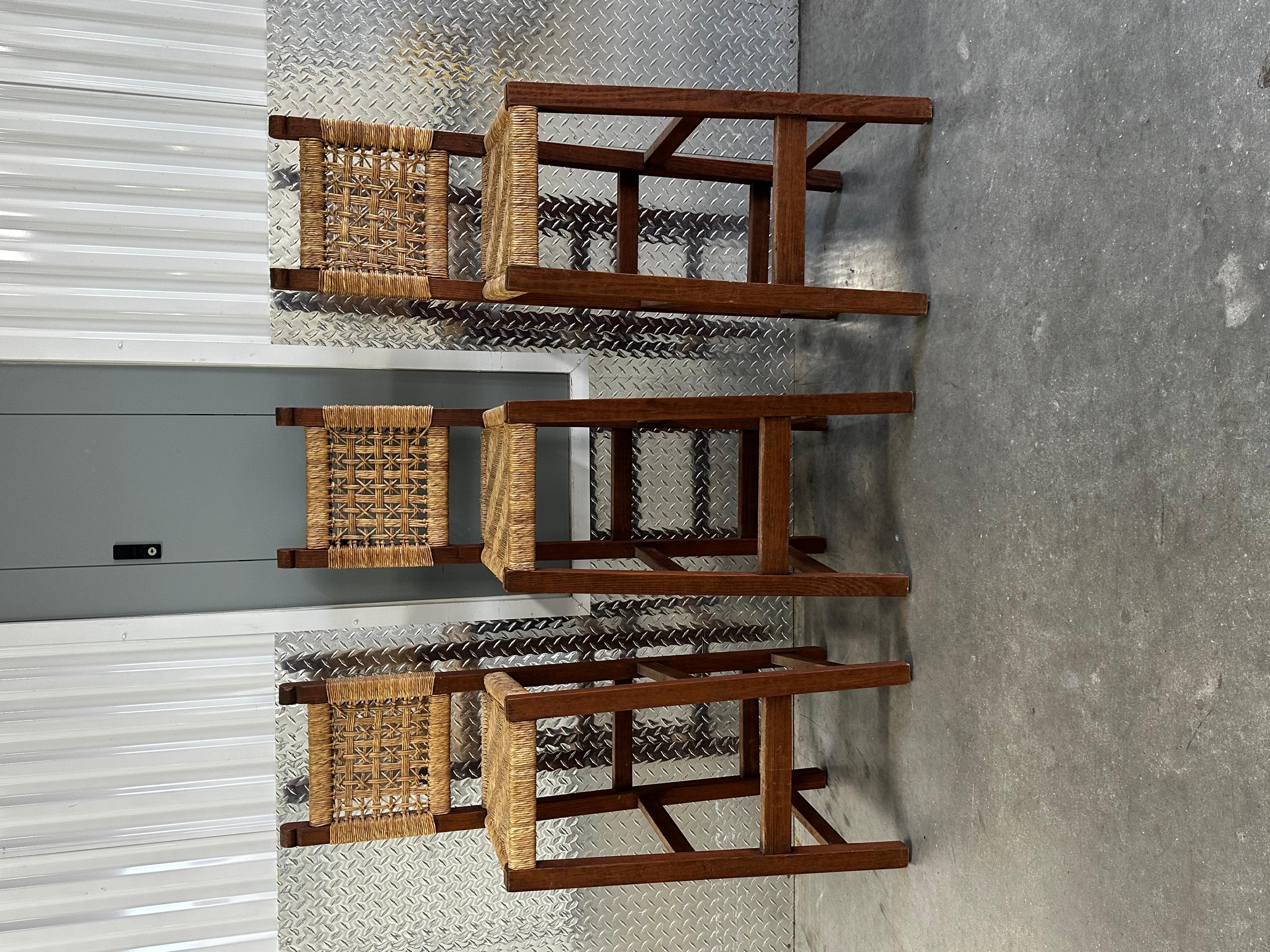 Set di tre sgabelli sottili in corda e quercia attribuiti a Adrien Audoux e Frida Minet.            Un favoloso design modernista e una grande maestria artigianale che incorpora l'uso di materiali organici, per produrre questa iconica seduta in