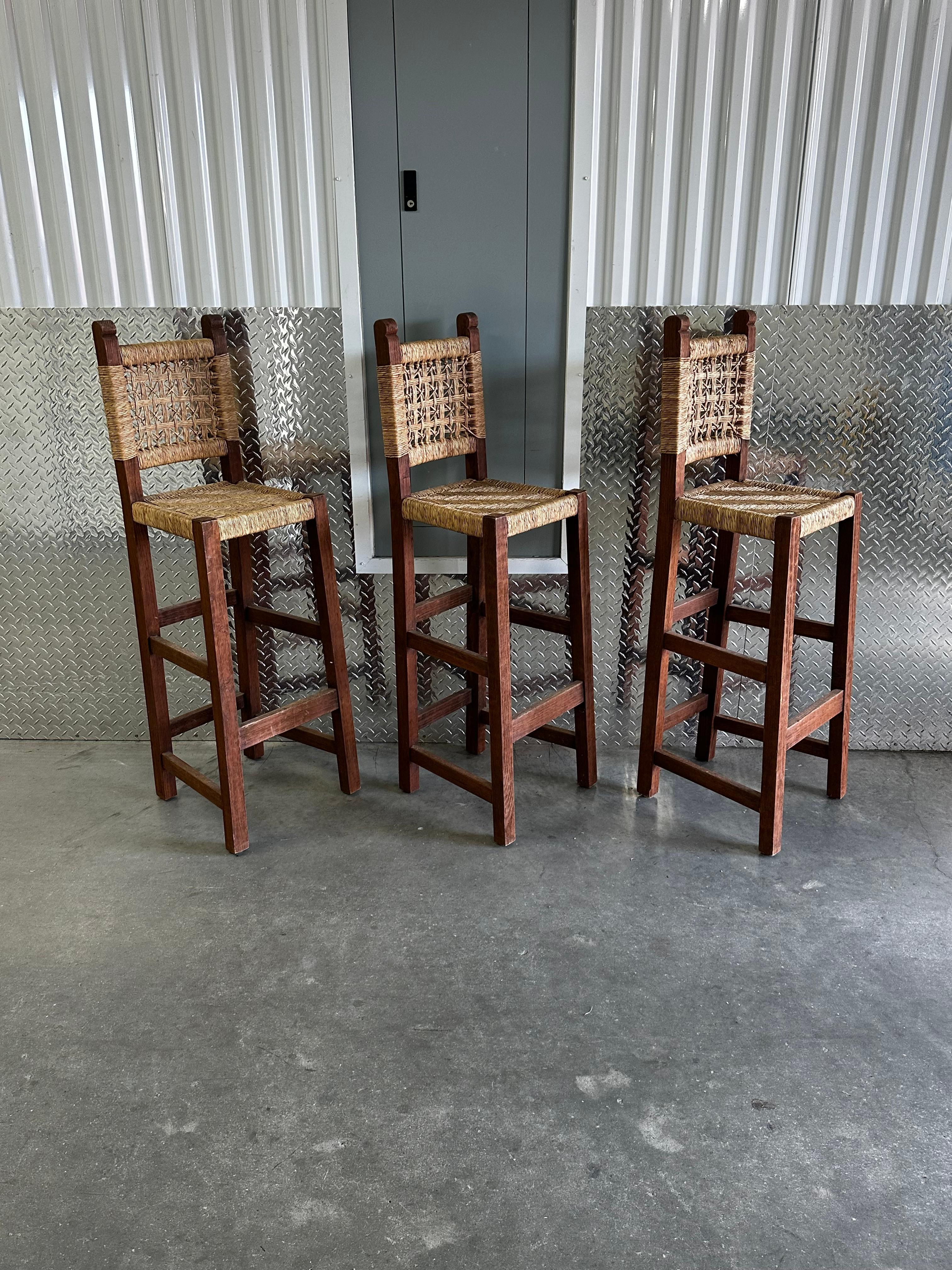 1950er Jahre Französisch gewebte Corde Audoux-Minet Stil schlanke Hocker, Satz von 3 im Zustand „Gut“ im Angebot in Fort Lauderdale, FL