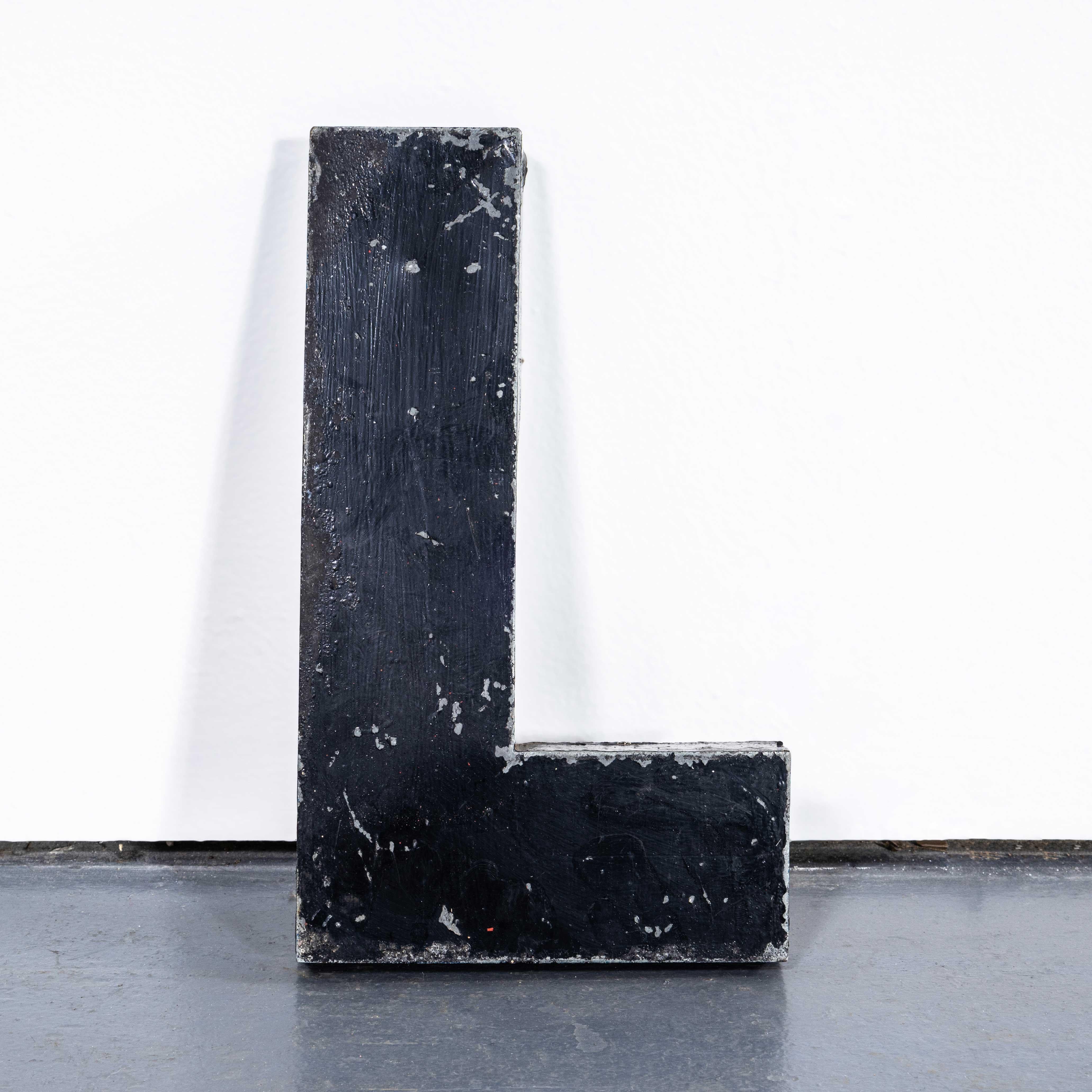 Letras francesas de cinc de los años 50 - Letra L negra. 

Tenemos 19 de estas letras de zinc muy desgastadas y muy bonitas que quedan preciosas como piezas decorativas por sí mismas o se compran con frecuencia como iniciales de clientes o para