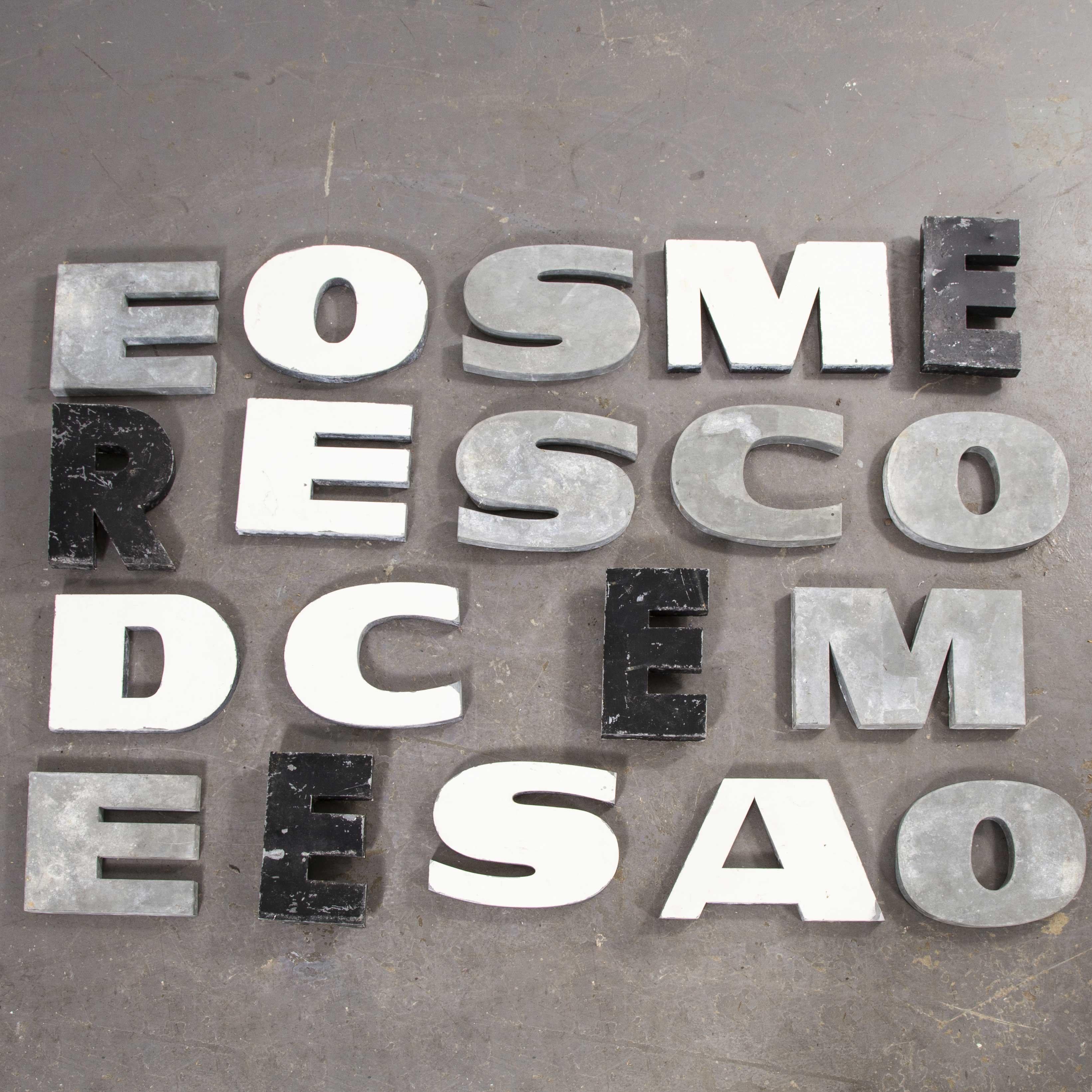 1950s French Zinc Letters, Letter Black R In Good Condition In Hook, Hampshire