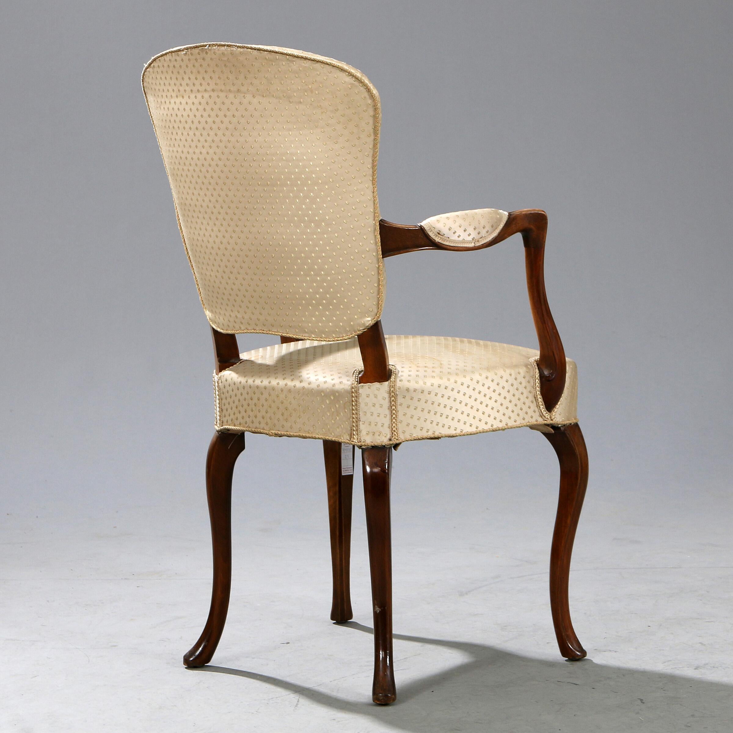 Frits Henningsen Sessel aus den 1950er Jahren mit geschnitztem Gestell und hellem Stoffbezug (Skandinavische Moderne) im Angebot