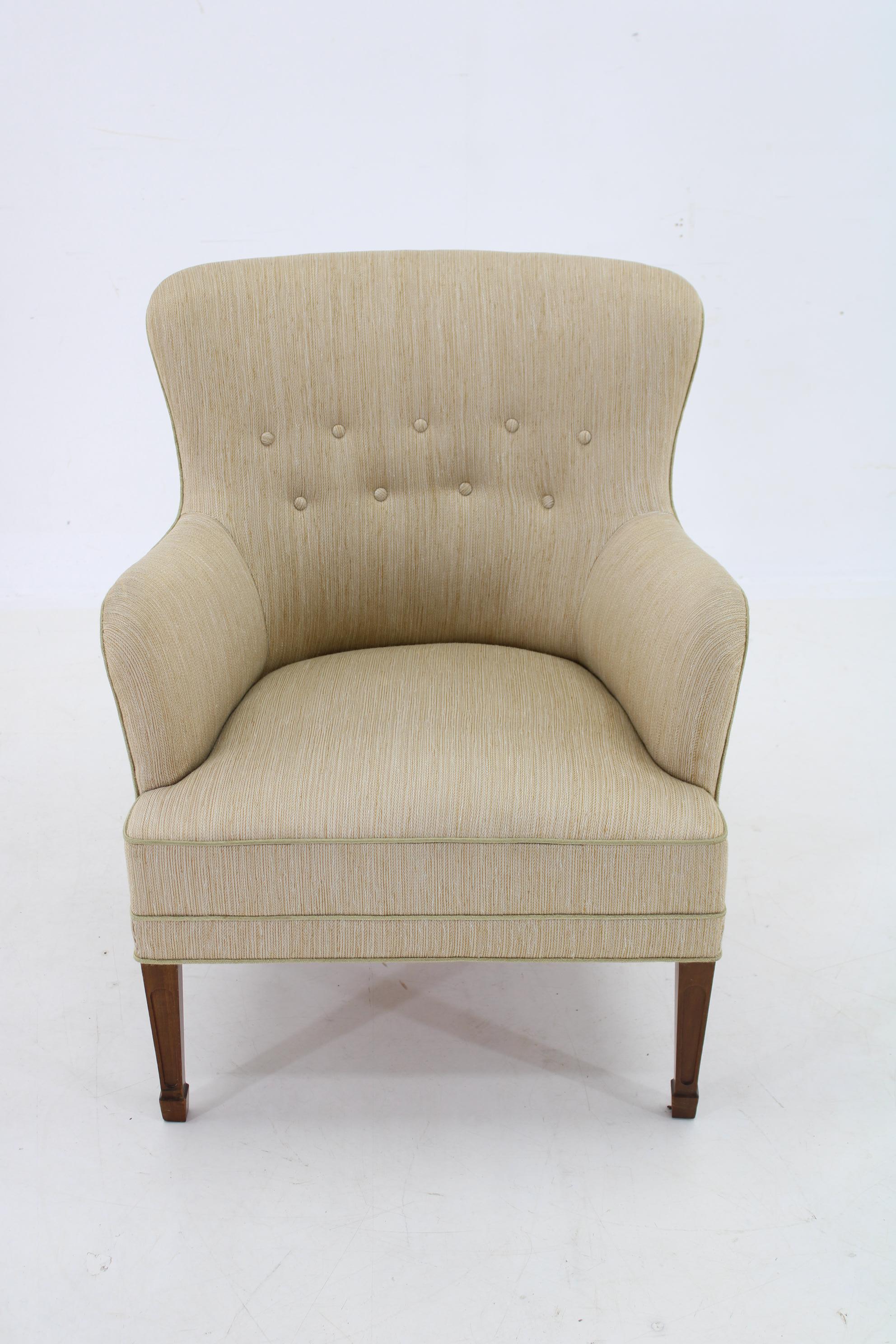 - Good original condition with minor signs of use 
- Sturdy and stable 