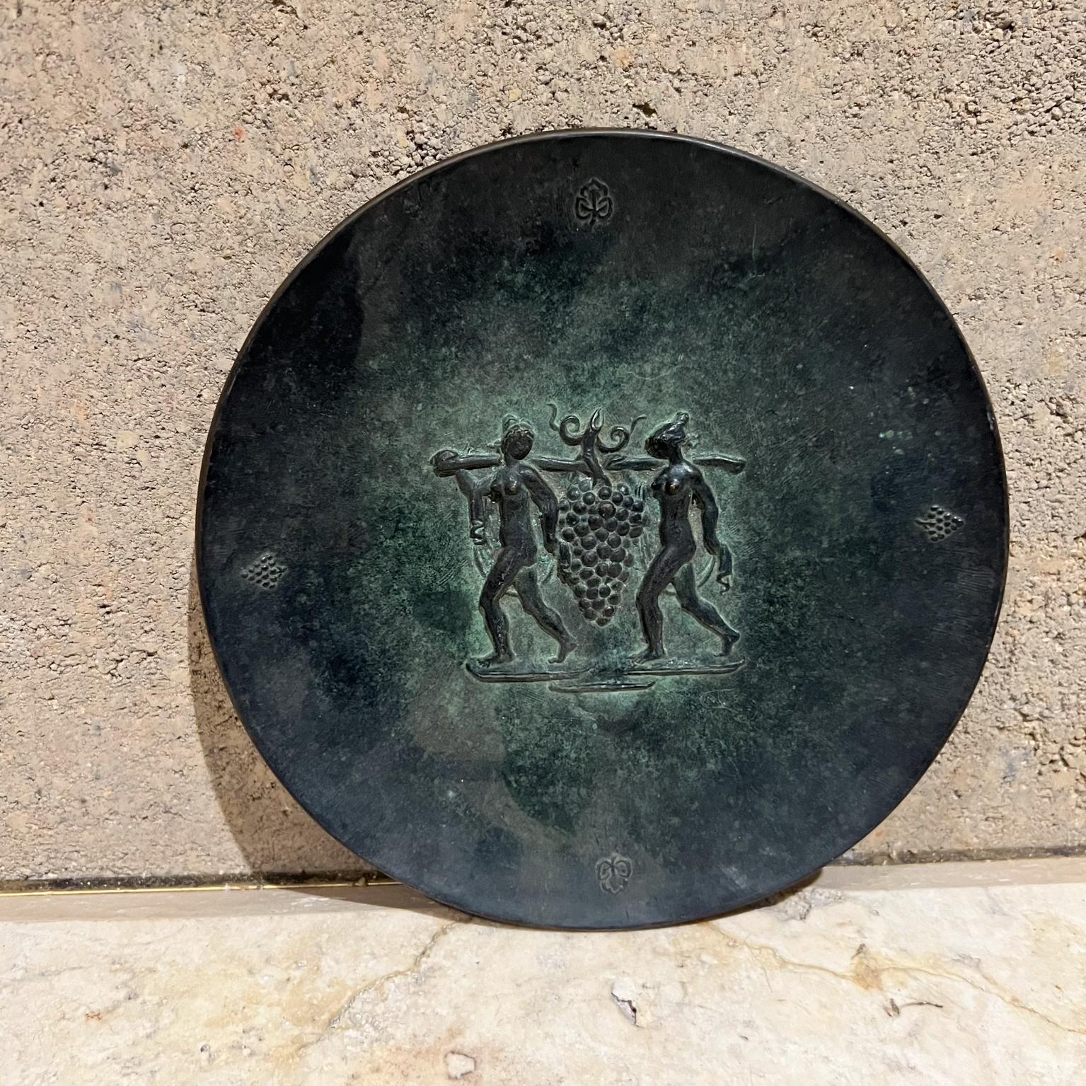 AMBIANIC présente
Bronze Art Plate 1950s Fritz Nuss Bronze Wall Plate Harvest Maidens Carrying Grapes
Art déco
art du sculpteur allemand
.5 d x 8 diamètre
État vintage d'occasion
Voir toutes les images pour plus de détails.