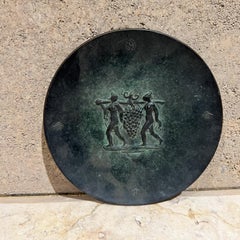 Plaque d'art mural en bronze Fritz Nuss des années 1950 Vierges à la moisson portant du raisin