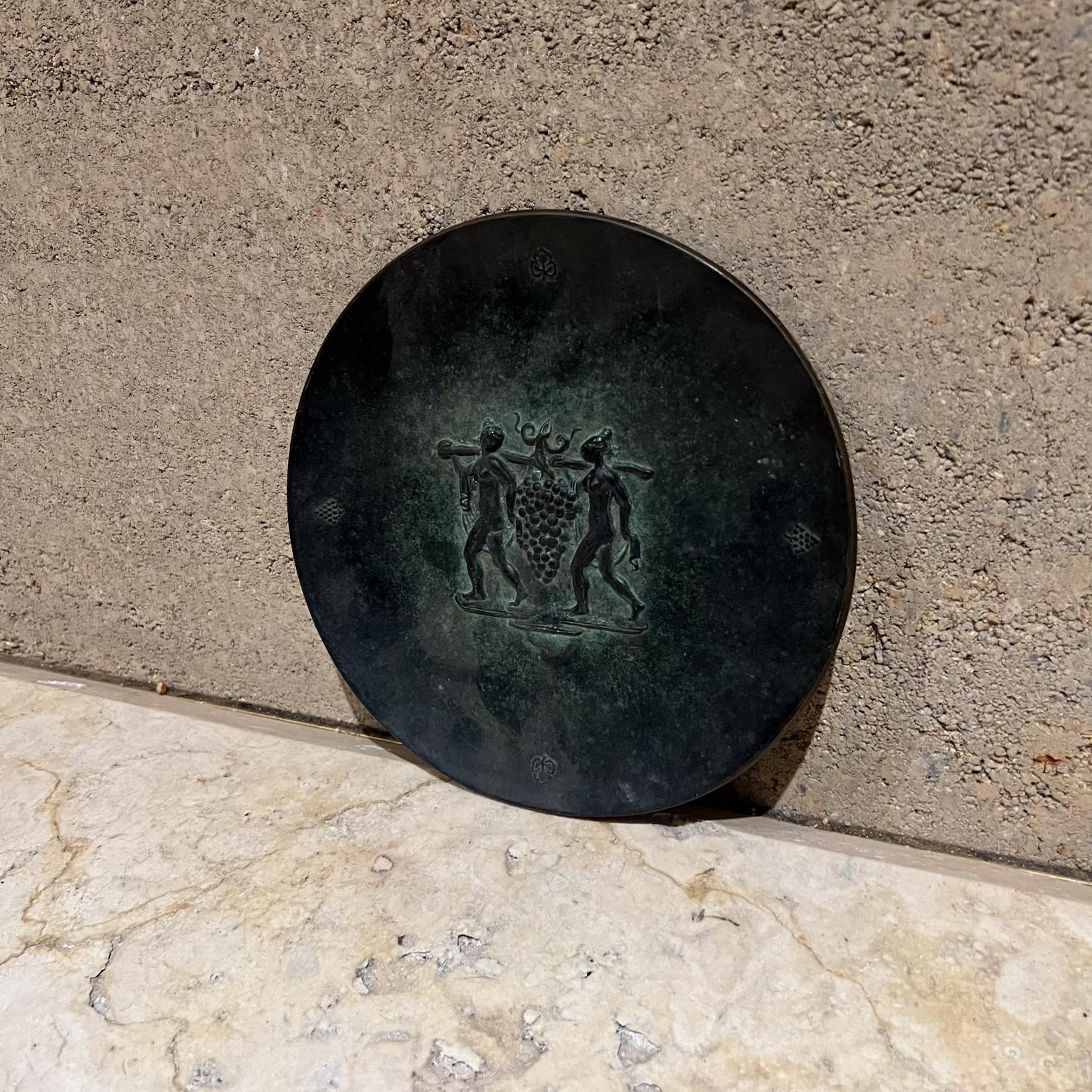 Mid-Century Modern Plaque d'art mural en bronze Fritz Nuss des années 1950 Vierges à la moisson portant du raisin en vente